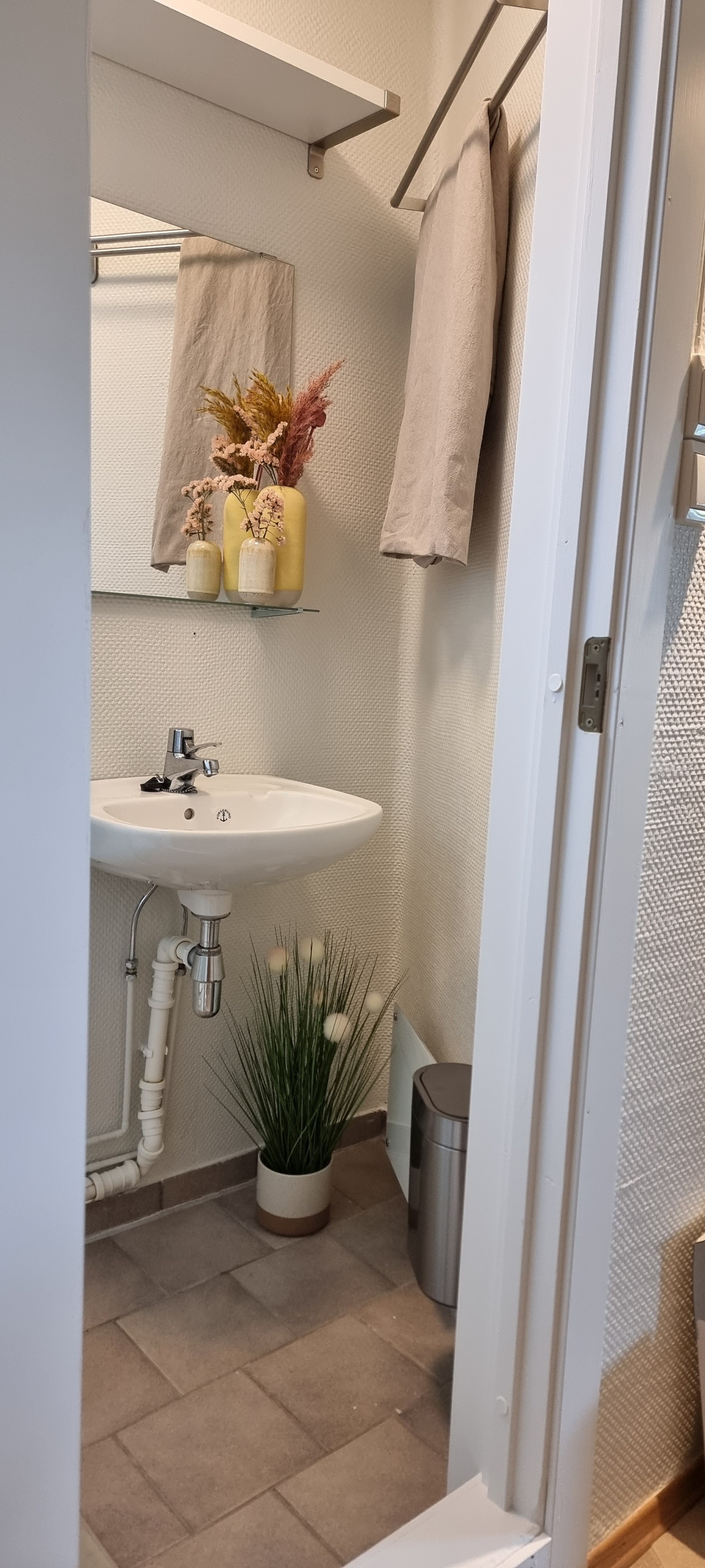 Bad med dusj og vask del 2, knagger, håndklestenger og hylle for oppbevaring. Galleribilde