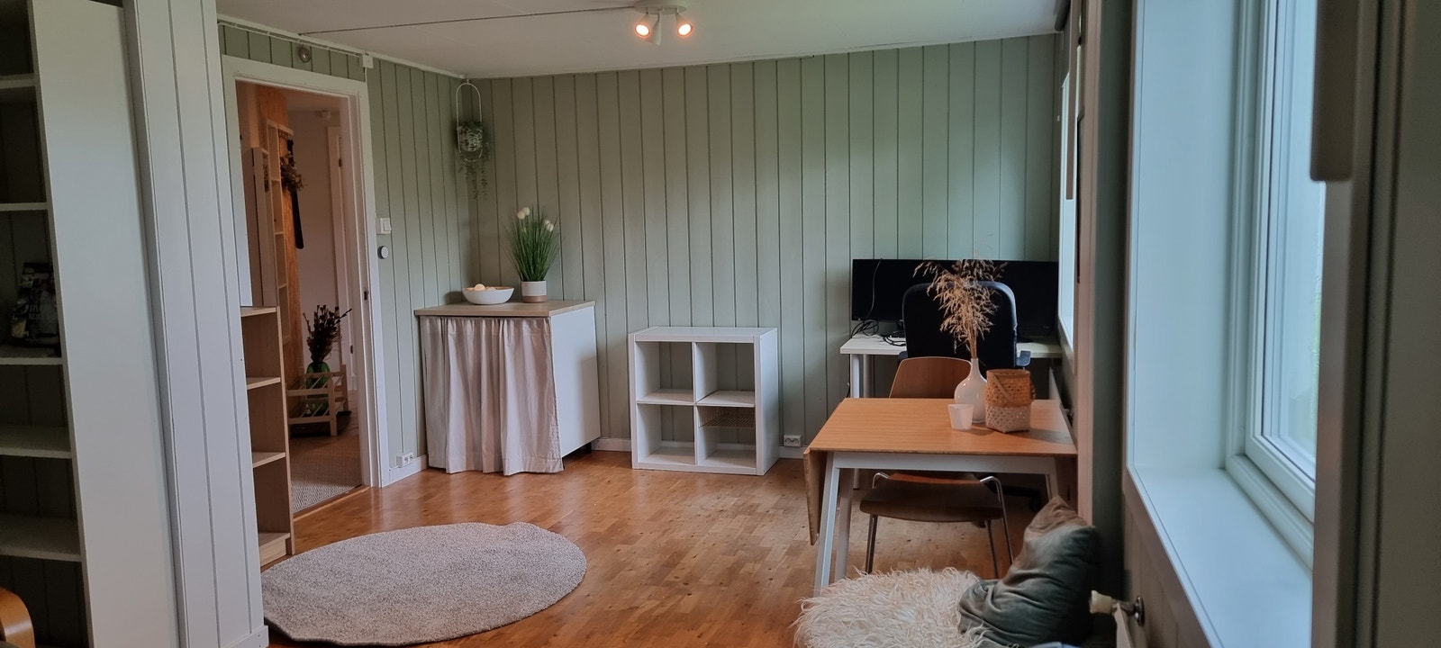 Stue del 2. Bakerst til høyre i bildet er pult og kontorstol. Bak forheng er vaskemaskin, med waterguard. Galleribilde