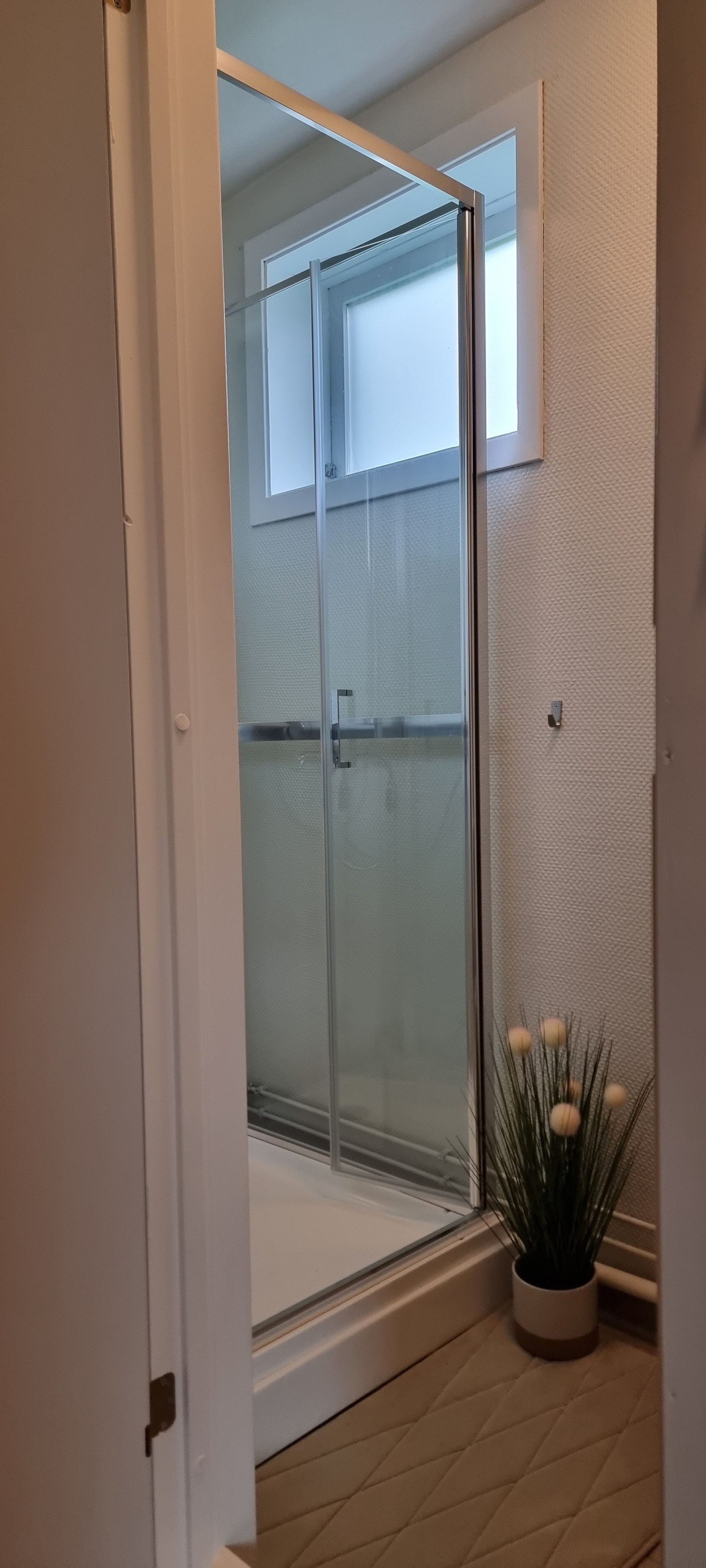 Bad med dusj og vask del 1. Dusjdører som åpnes innover. Automatisk vifte på baderom. Galleribilde