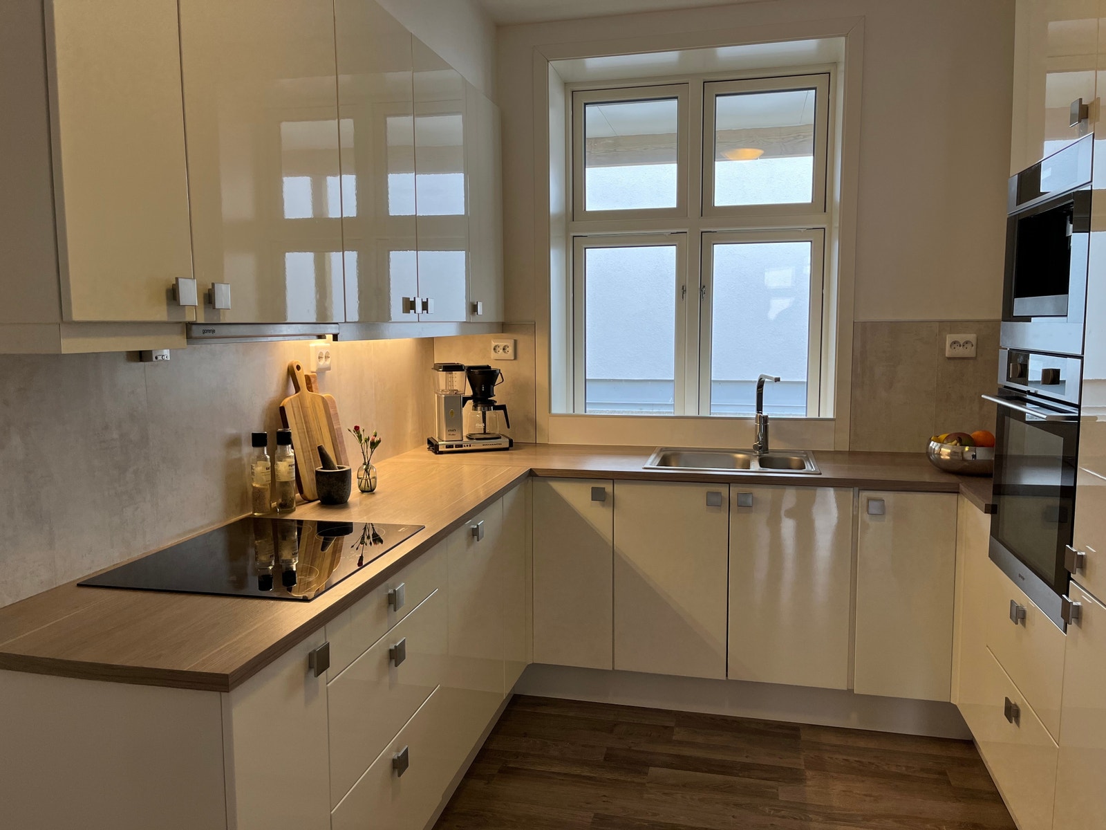 kjøkken - integrert frys/kjøl, ovn, kaffemaskin, oppvaskmaskin, induksjonsplater, ventilator og god skapplass Galleribilde