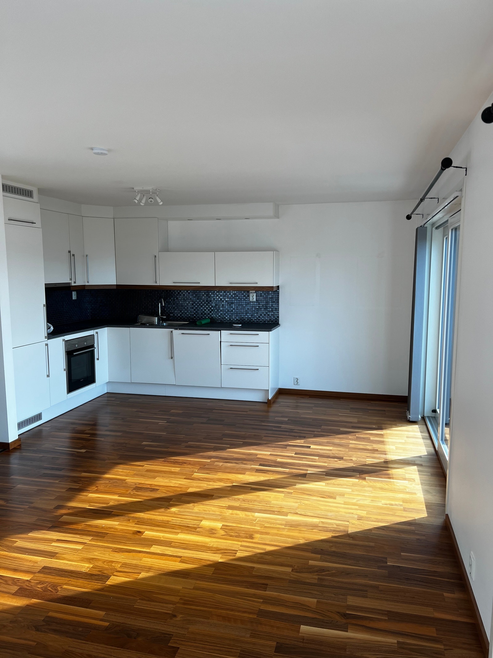 Kjøkkenet er praktisk og fint med god plass og alle hvitevarer. Galleribilde