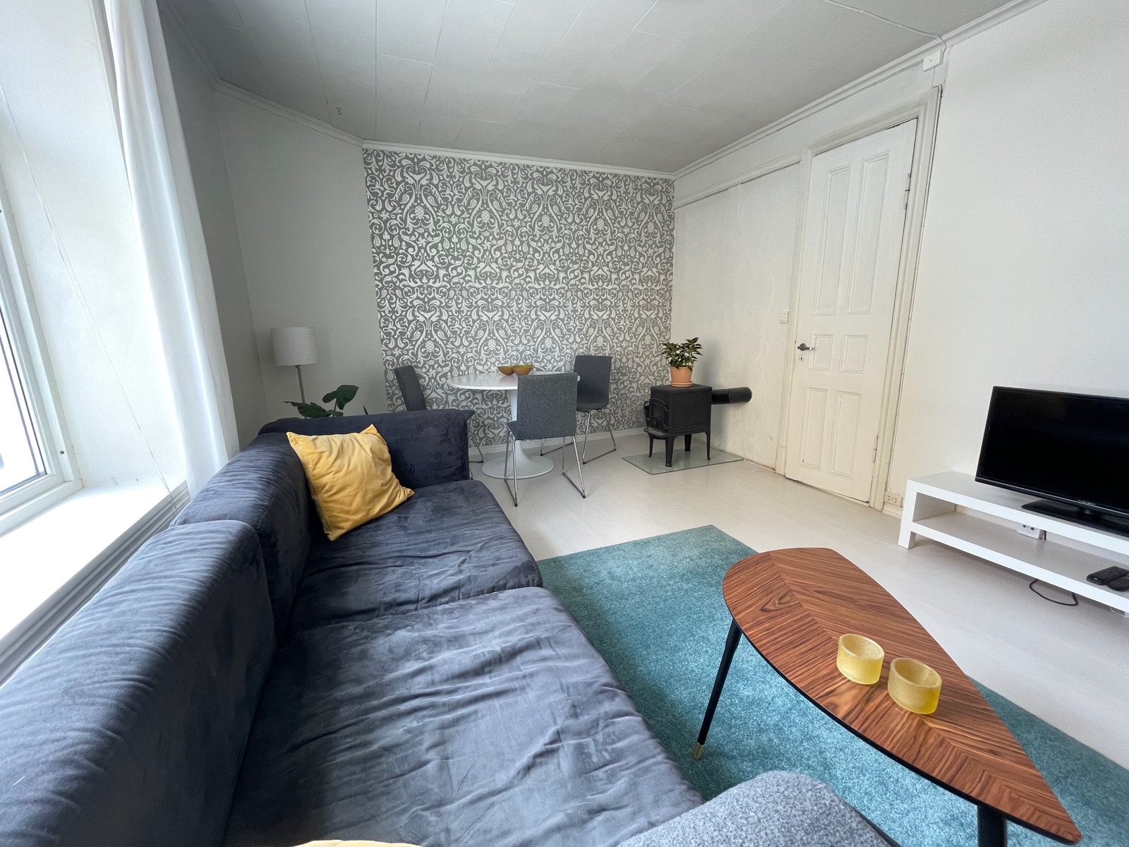 Stue med spiseplass og vedovn Galleribilde