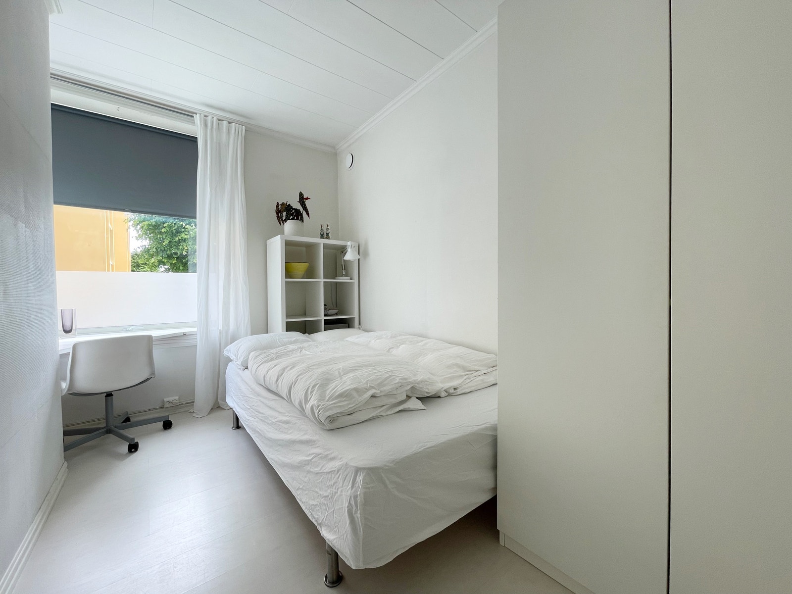 Soverom 1 med skriveplass i vindusnisje Galleribilde