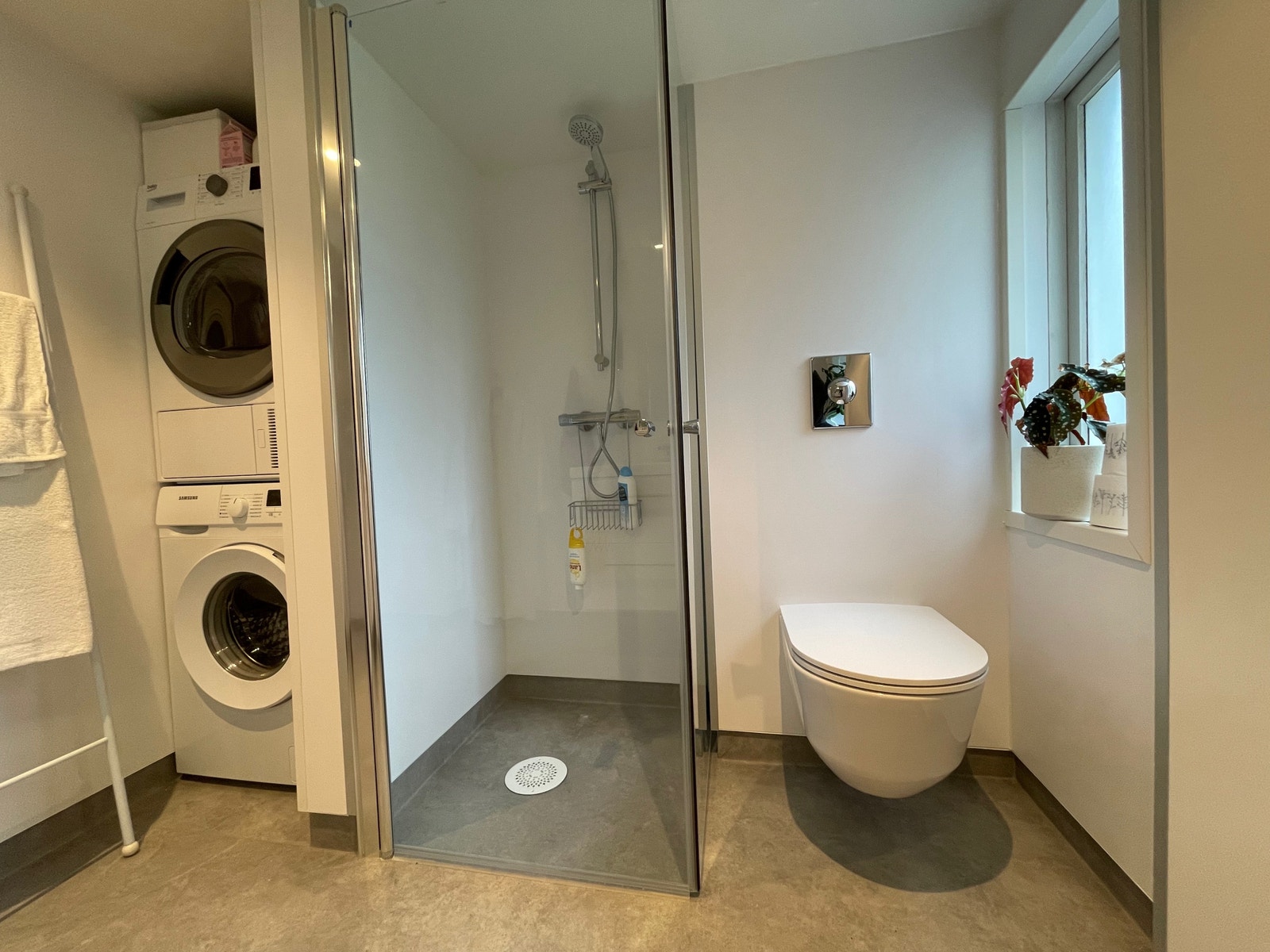 Bad med vaskemaskin og tørketrommel Galleribilde