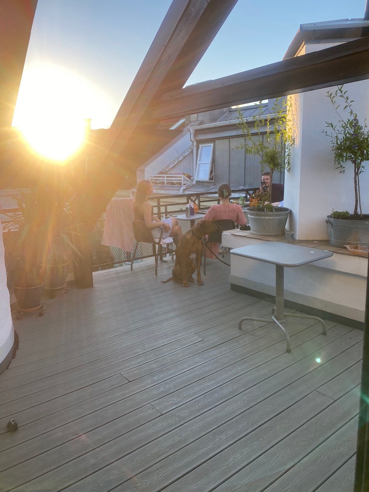 Det er bord, stoler og solsenger på terrassen, samt et lite og enkelt kjøkken under tak. Galleribilde