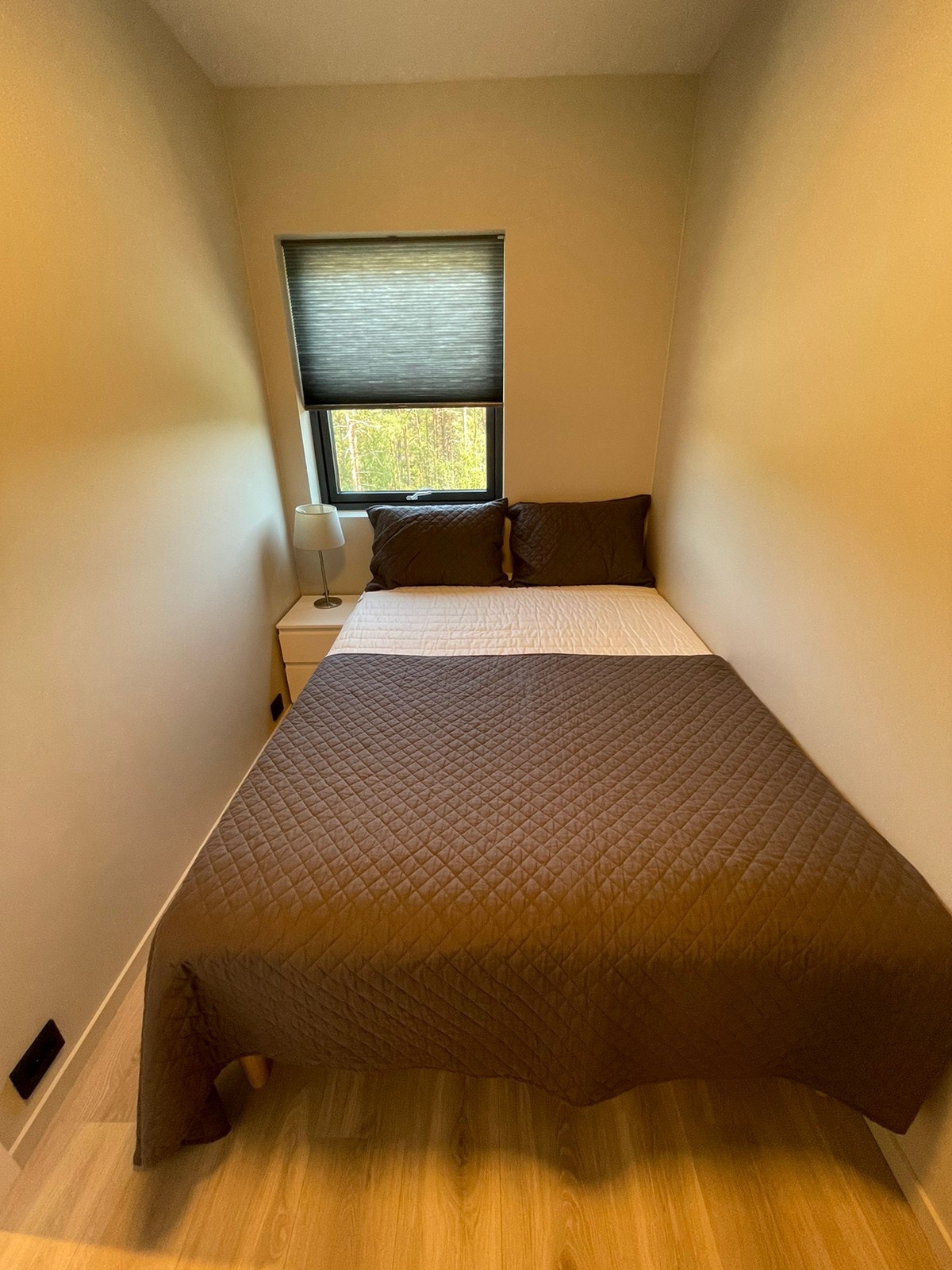 Soverom med 140cm seng. Solskjerming på bilde er byttet ut med rullegardin, da vi fikk levert en plisségardin som ikke var lystett. Galleribilde