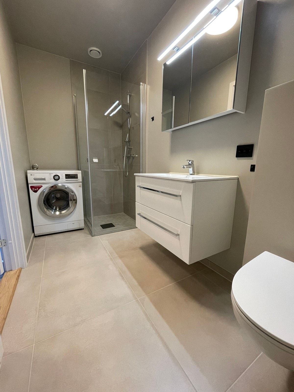 Bad med kombimaskin. Galleribilde