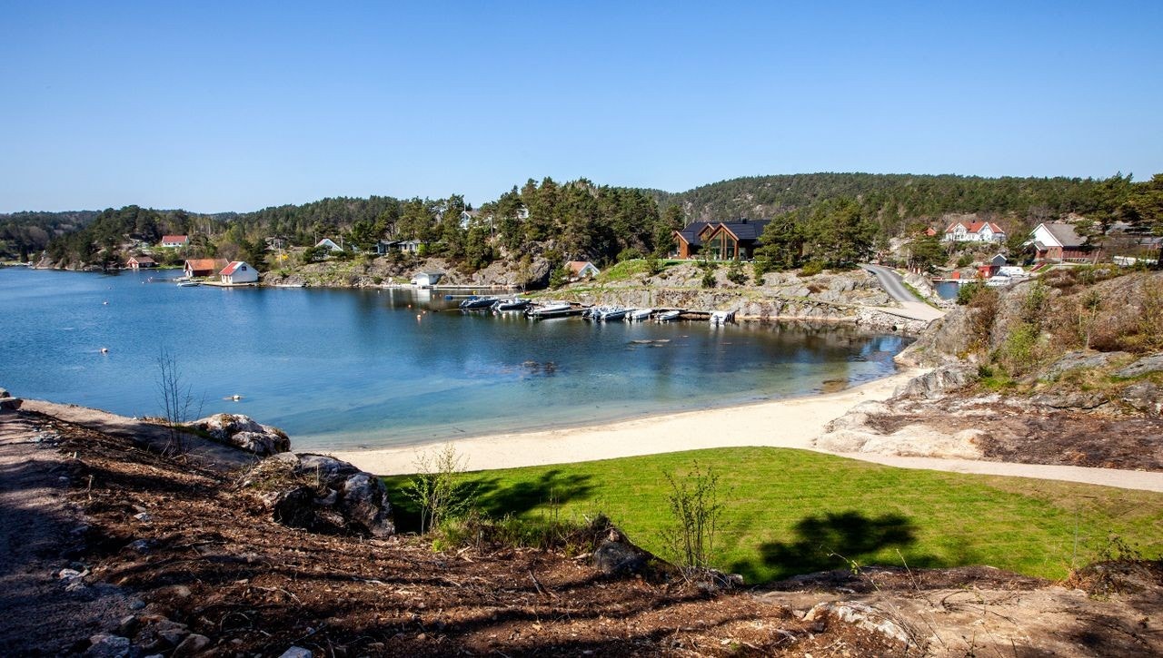 Fra Oftenesheia kan du spasere til ei flott ny sandstrand. Stranda ligger ved innkjøringen til området, her kommer også kvartalslekeplass med mange aktiviteter. Galleribilde