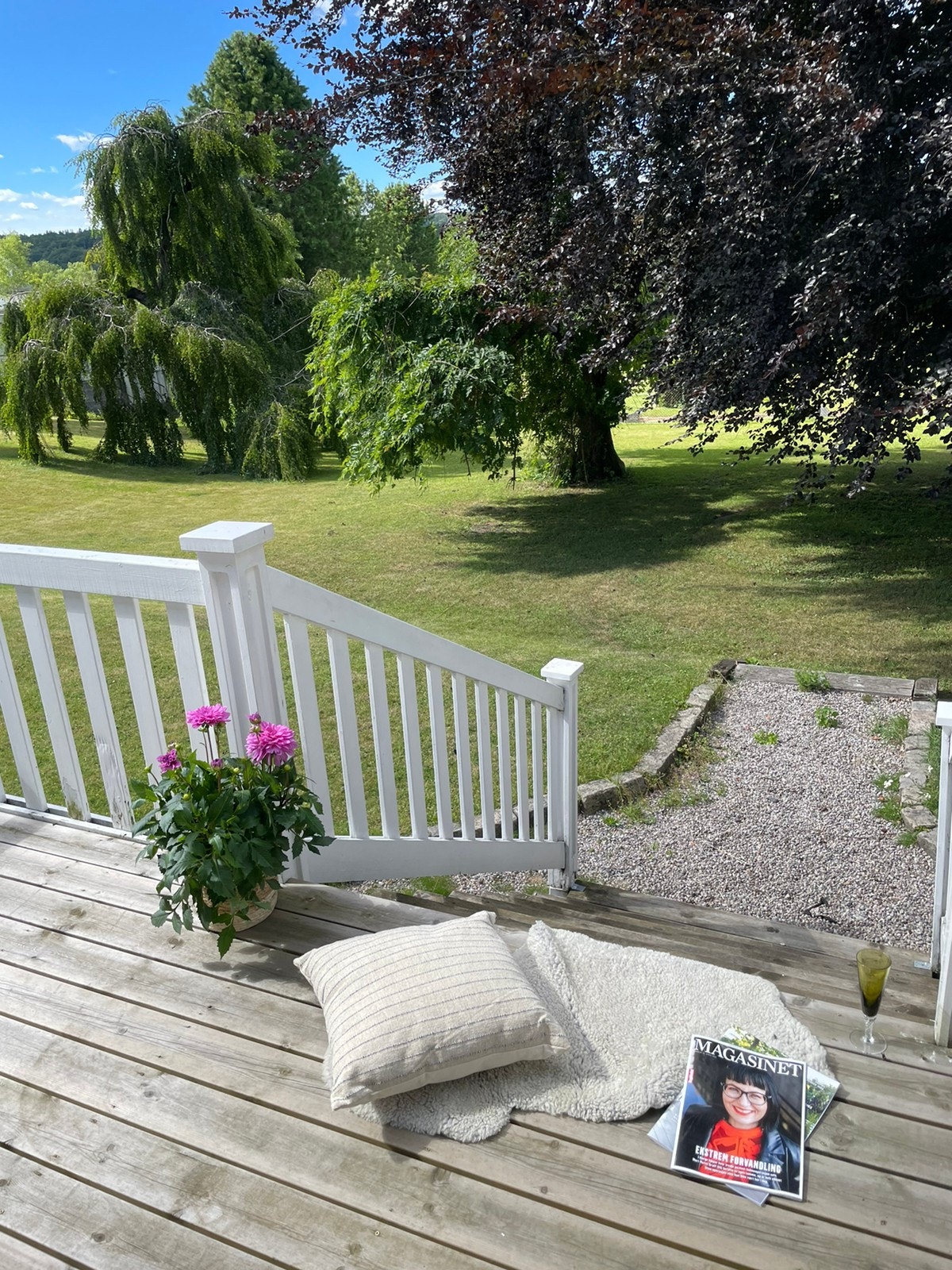 Terrassen vender ut mot et stort, ugenert uteområde. Galleribilde