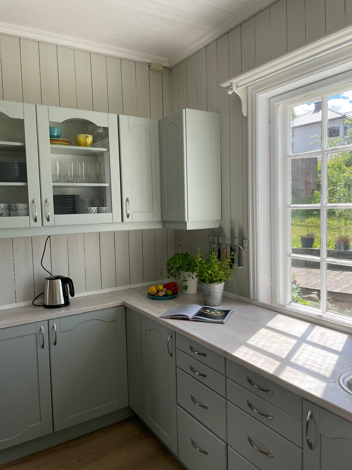 …og velutstyrt, Galleribilde