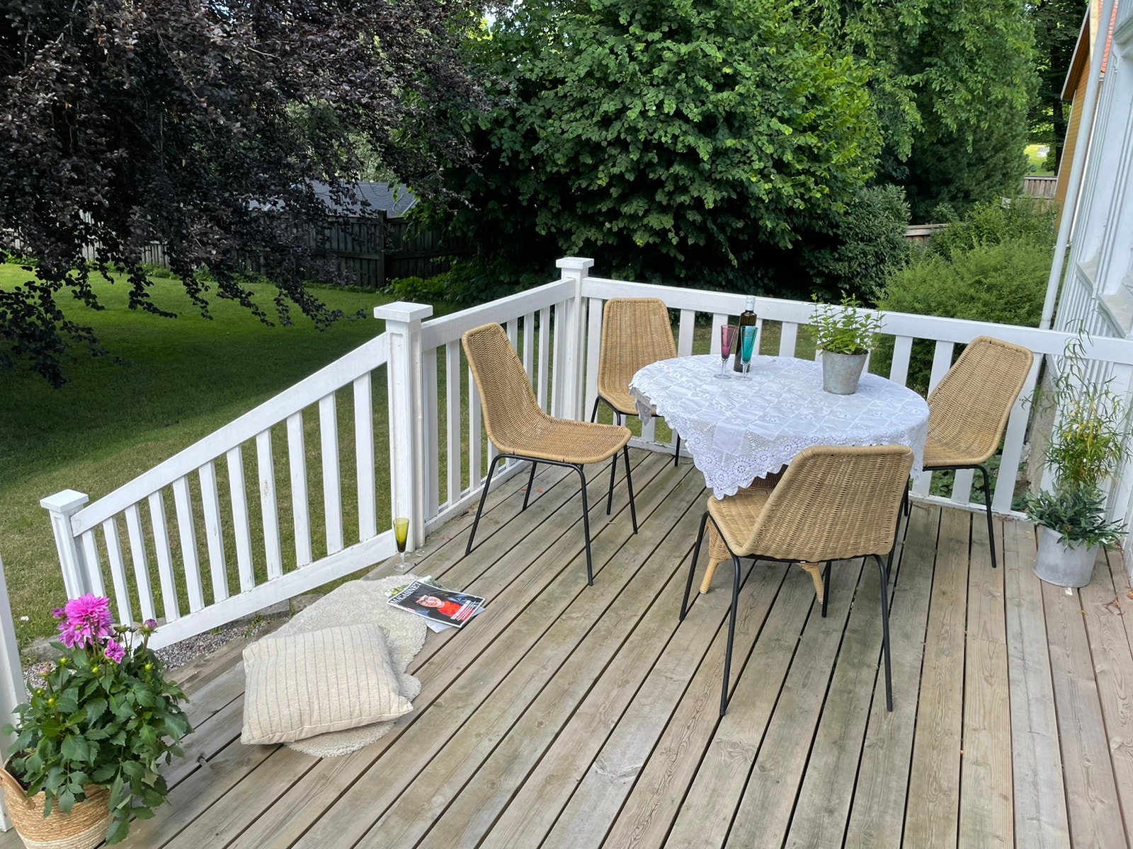 Romslig terrasse for late dager Galleribilde