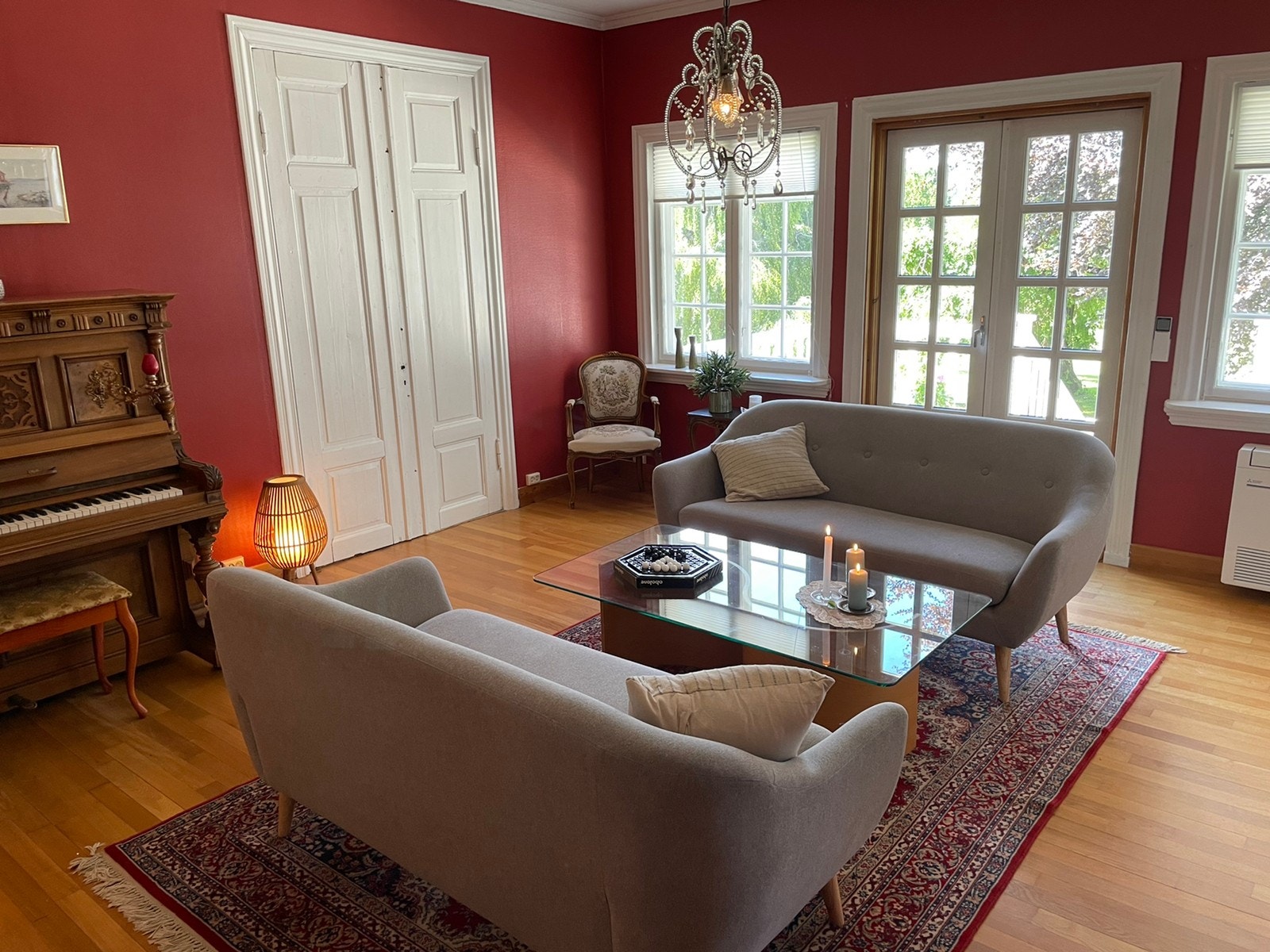 Fra stua er det utgang til en stor terasse Galleribilde