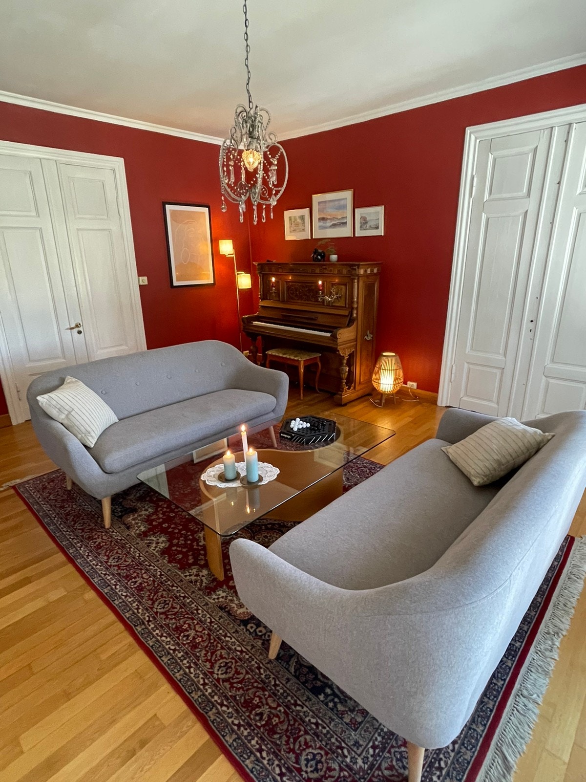 Hyggelig stue med sitteplass til mange Galleribilde