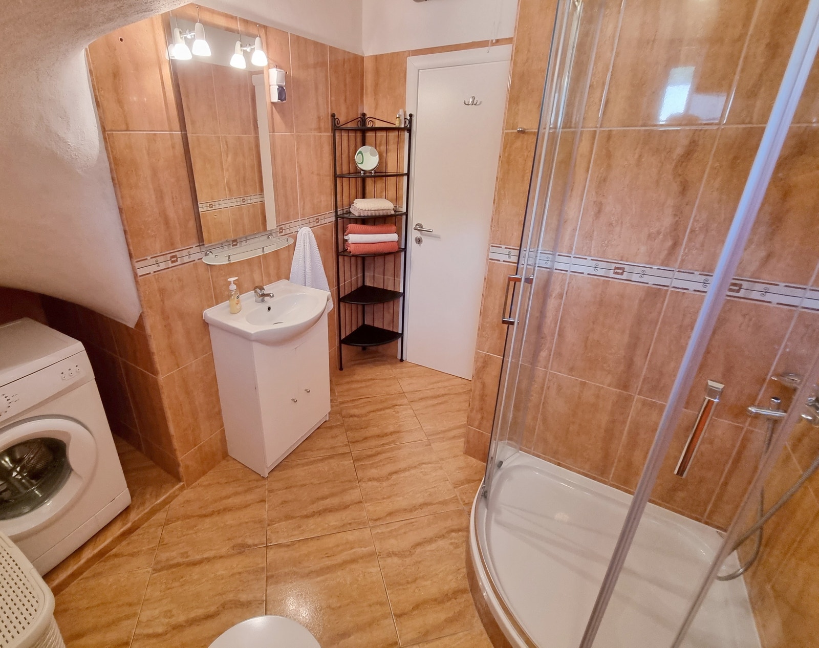 Bad med vaskemaskin i 1 etasje Galleribilde