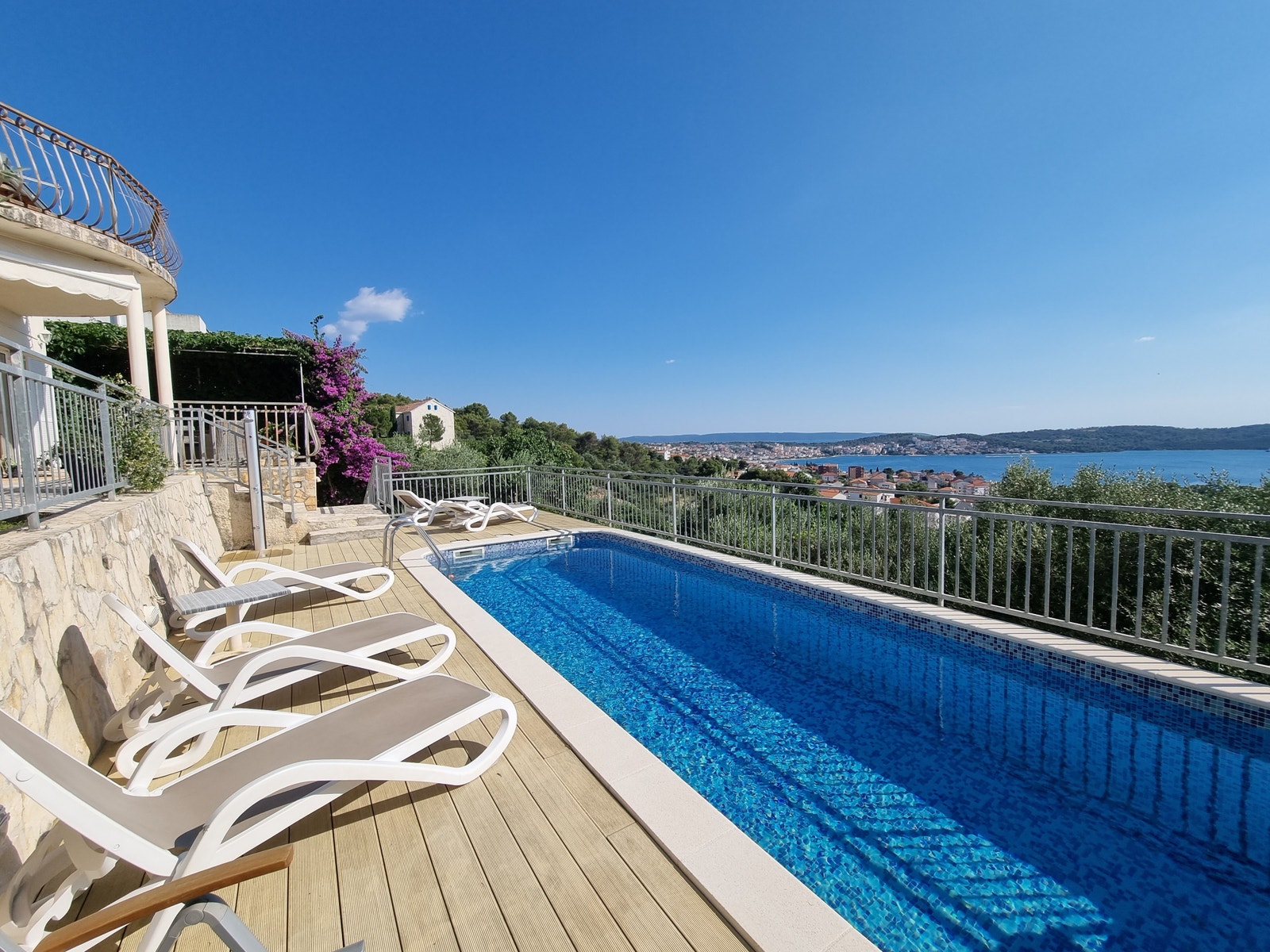 Bassengområdet er inngjerdet Galleribilde