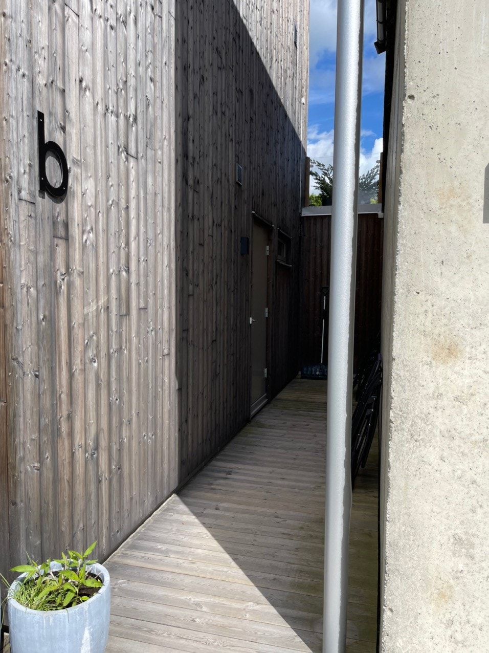 Gangvei i tre til egen inngang Galleribilde