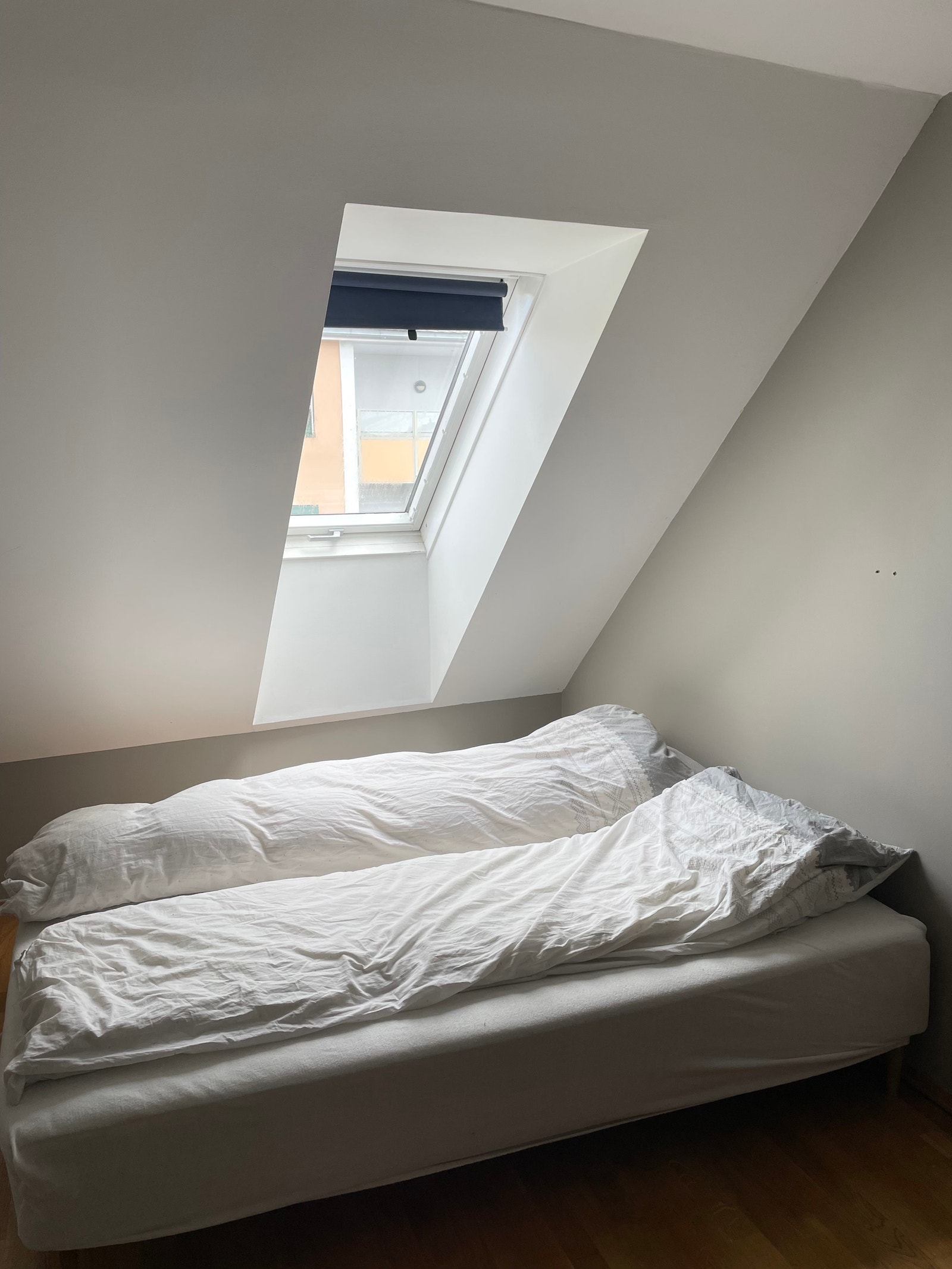 Soverom med seng Galleribilde