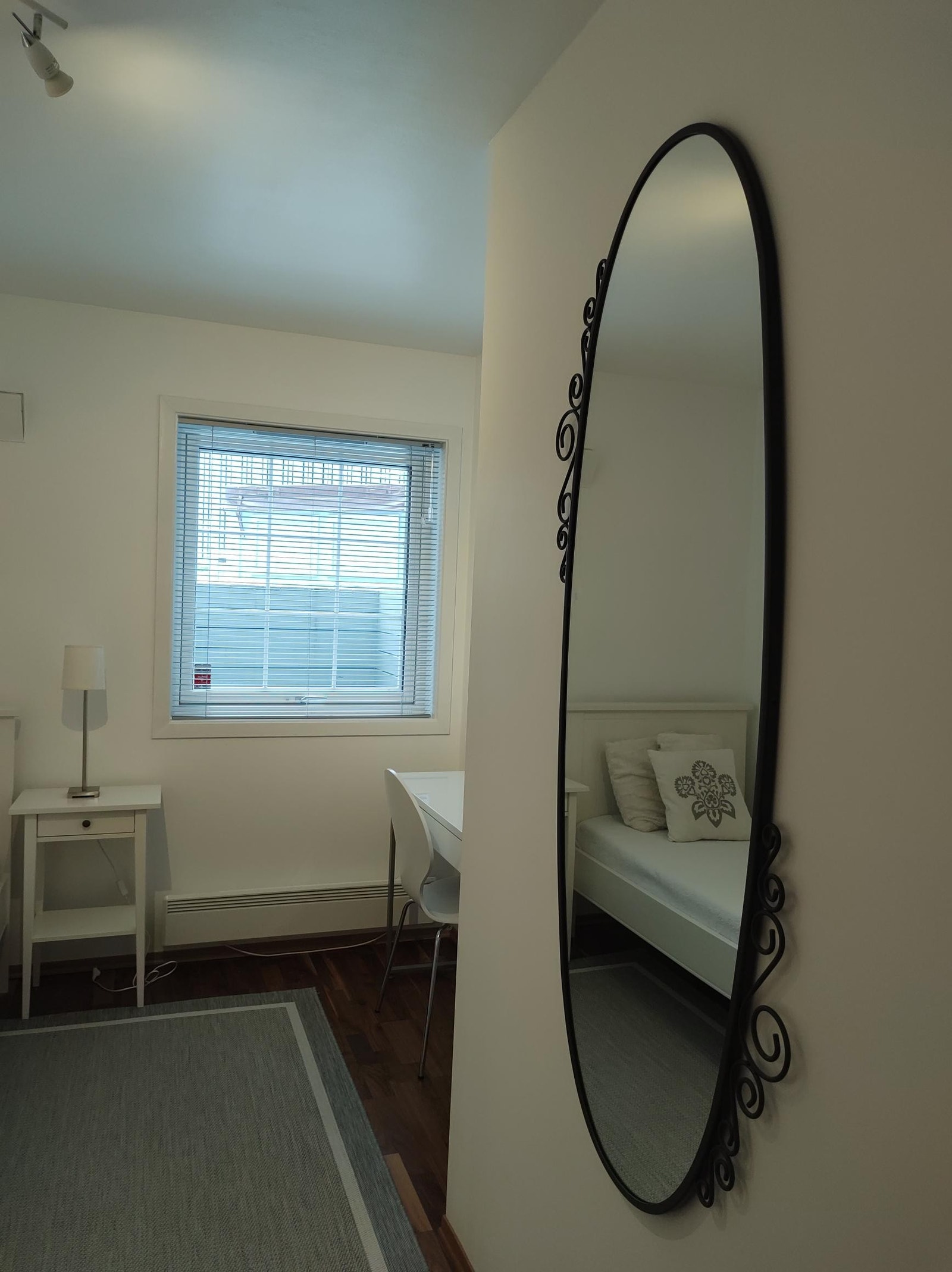 Stor speil på soverrommet. Galleribilde