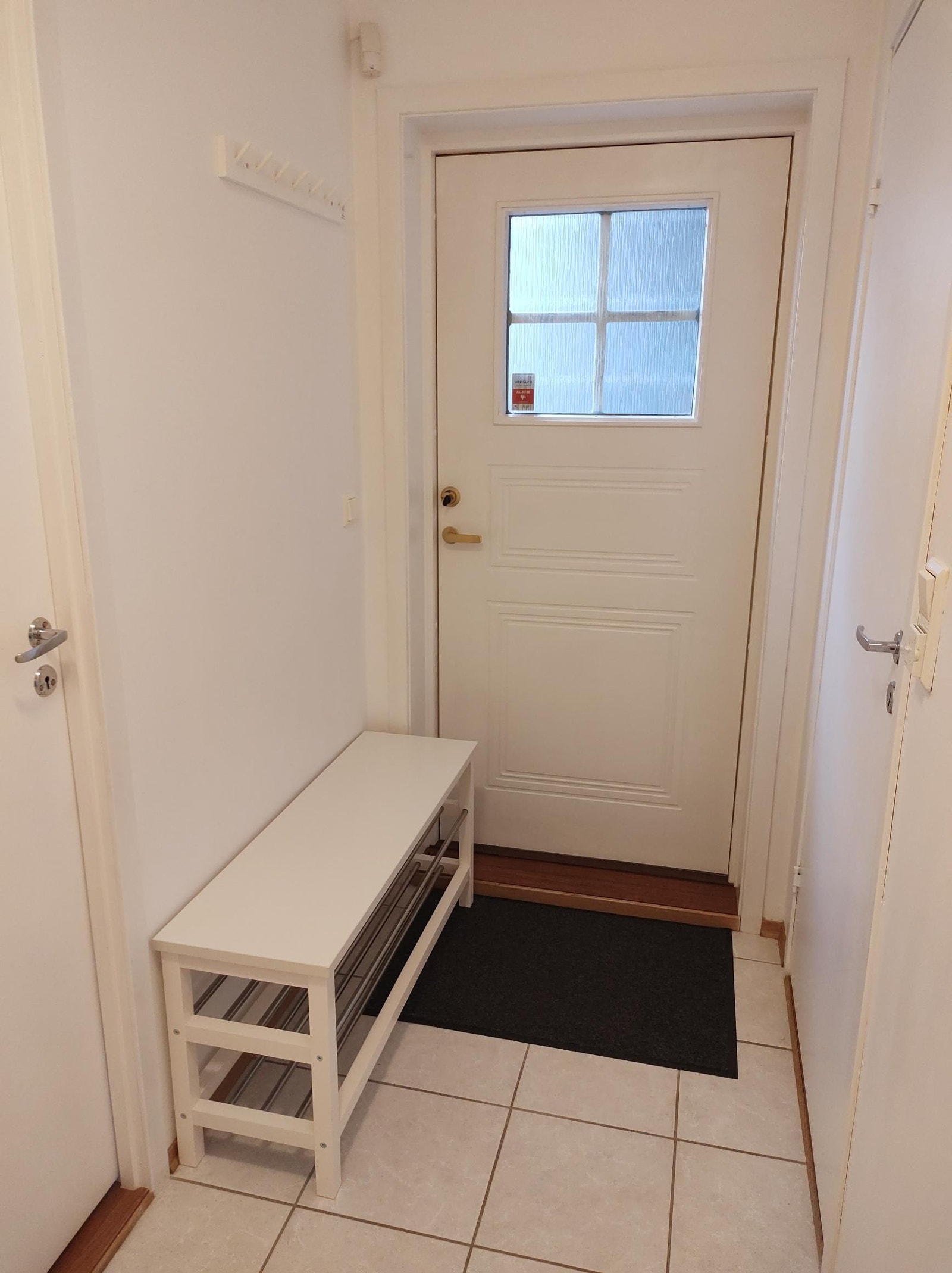 Knagg og skohylle til lagring av sko. Galleribilde