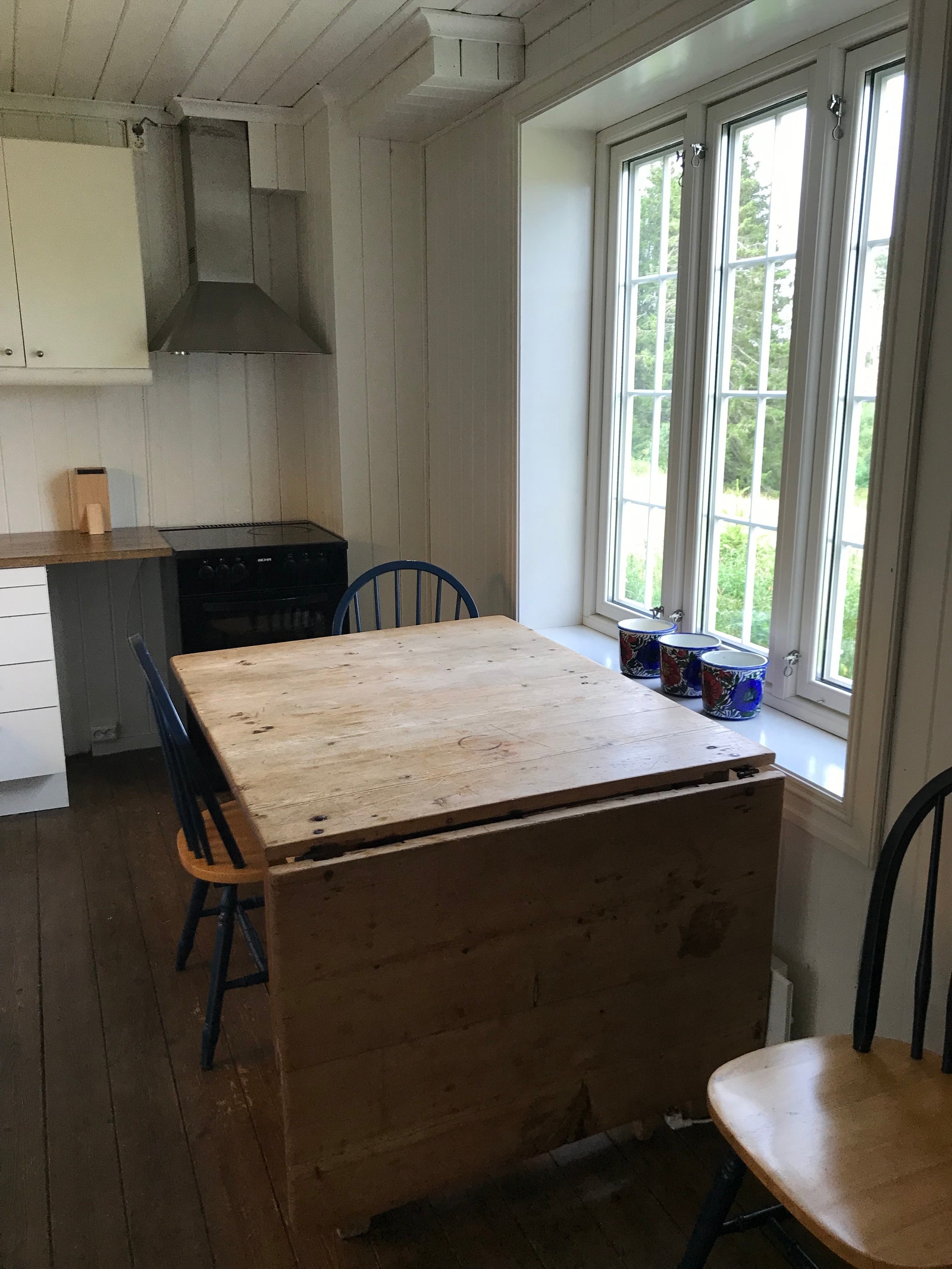 Kjøkken 1. etg. m/utsikt mot jorder og skog Galleribilde