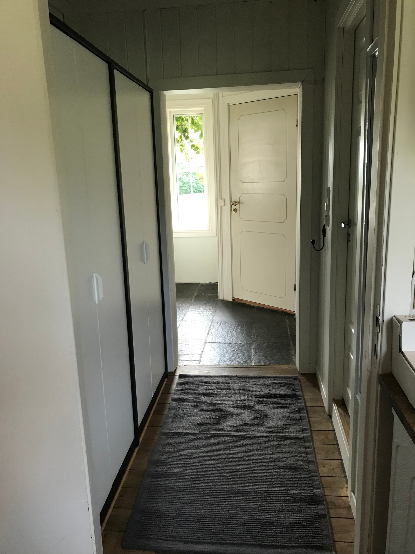 garderobe mellom kjøkken og entre 1. etg. Galleribilde