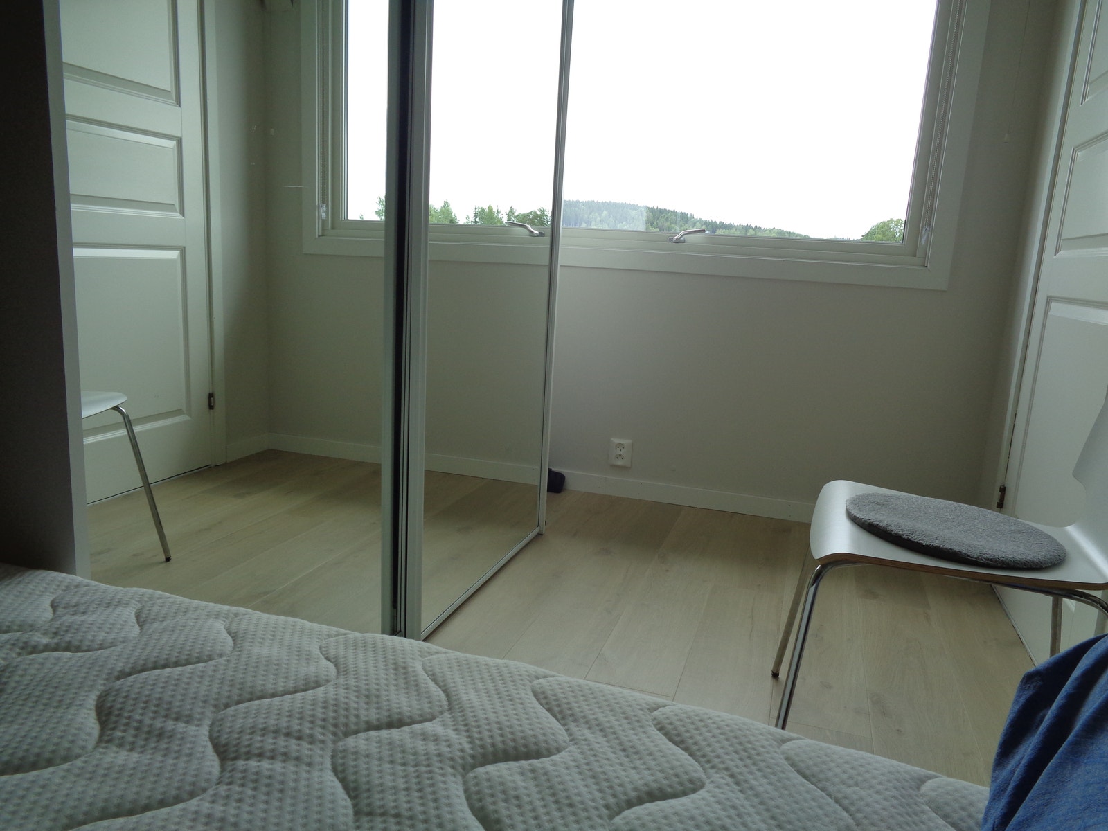 Soverom mot vindu og speilgarderobe. Galleribilde