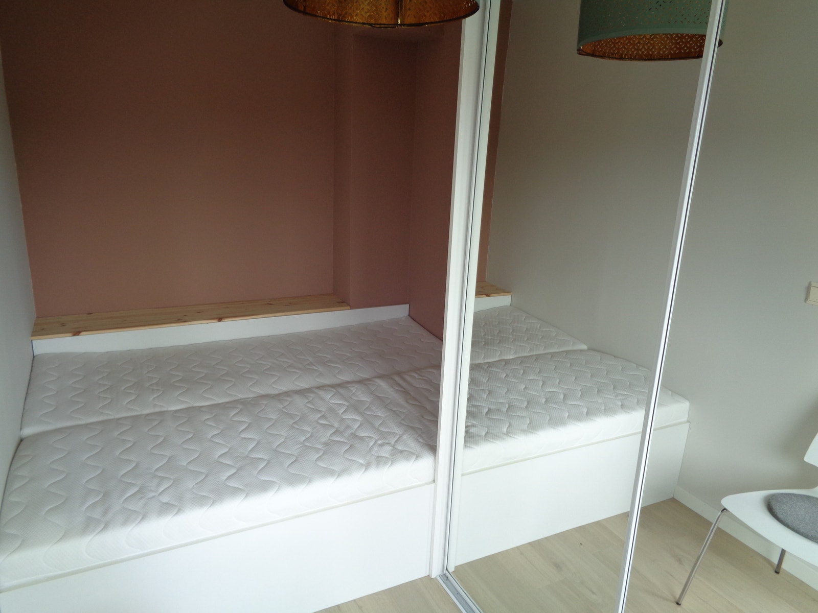 Soverom - Dobbeltseng (150 x 200) + Skyvedørgarderobe m/speildører. Galleribilde