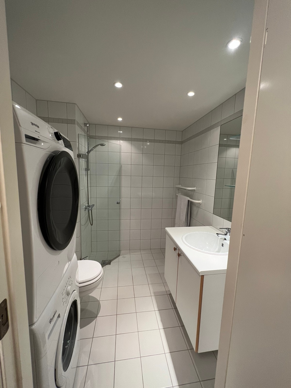 Bad med vaskemaskin og tørketrommel Galleribilde