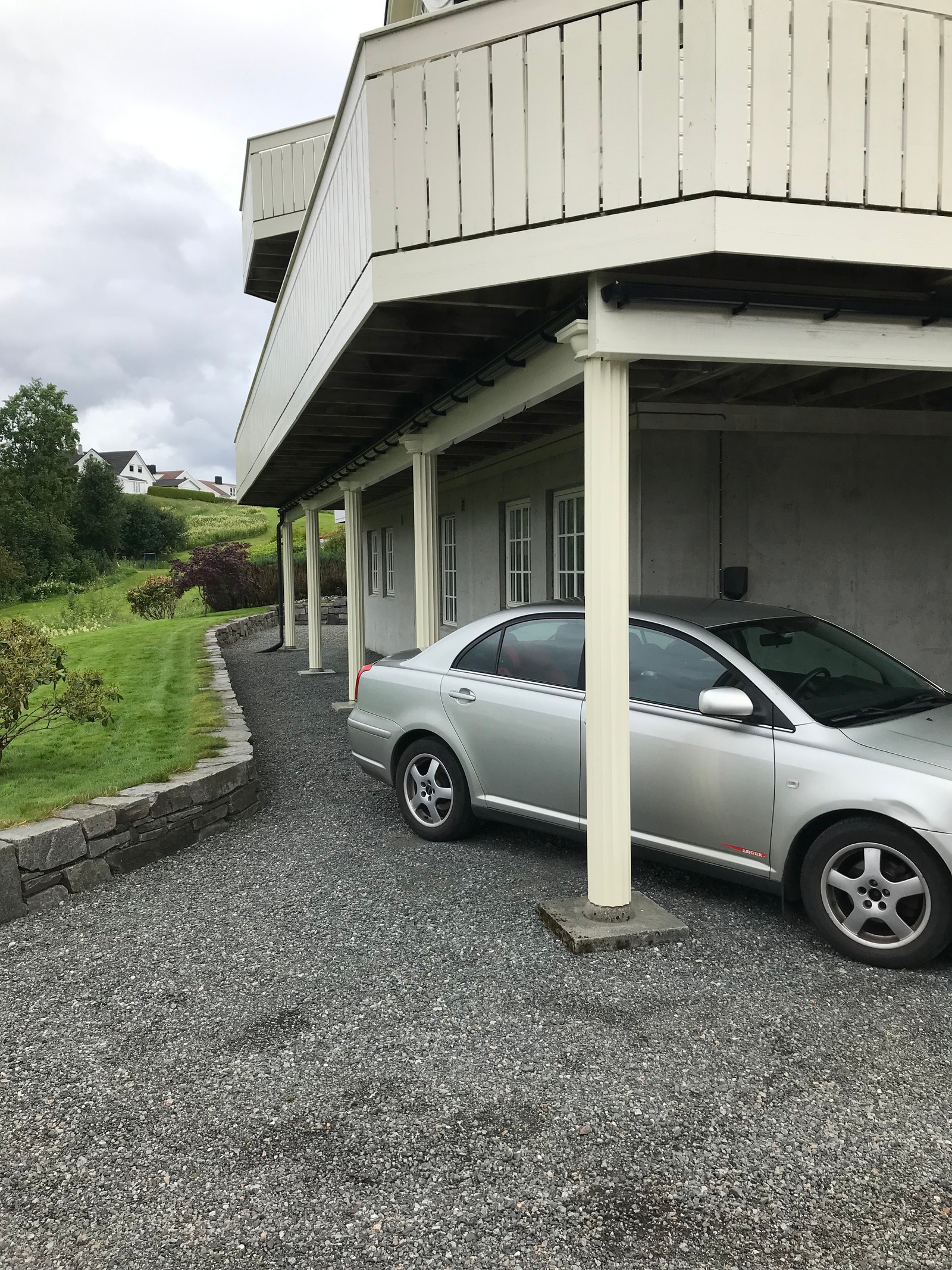 Parkering delvis under tak Galleribilde