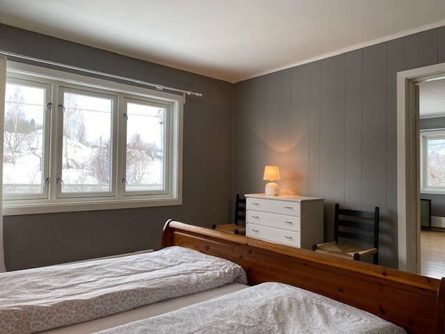 Store vinduer på soverommet Galleribilde