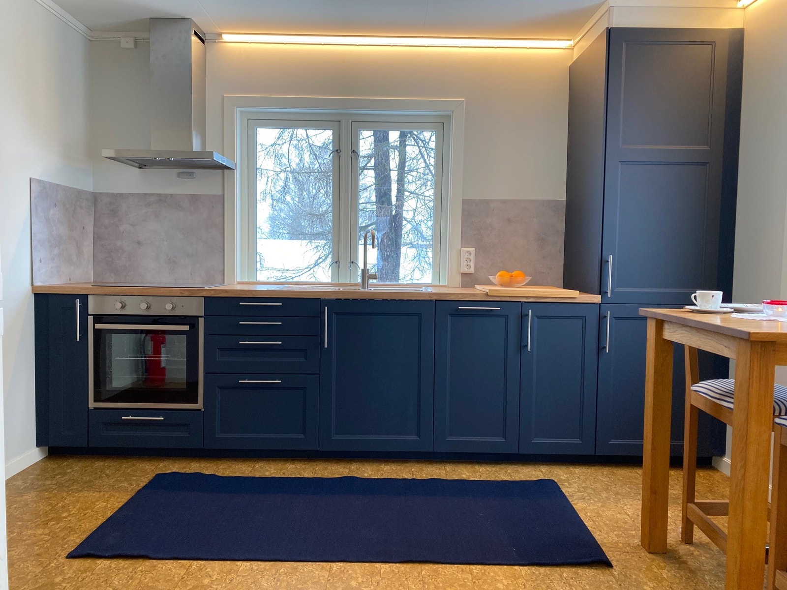 Romslig med ny kjøkkeninnredning og god skapplass Galleribilde