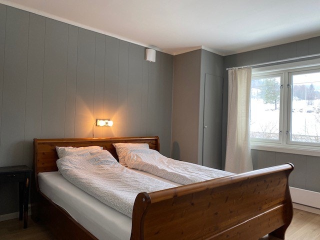 Stort soverom med flere garderobeskap Galleribilde