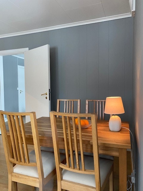 Stuen har også spisebord Galleribilde