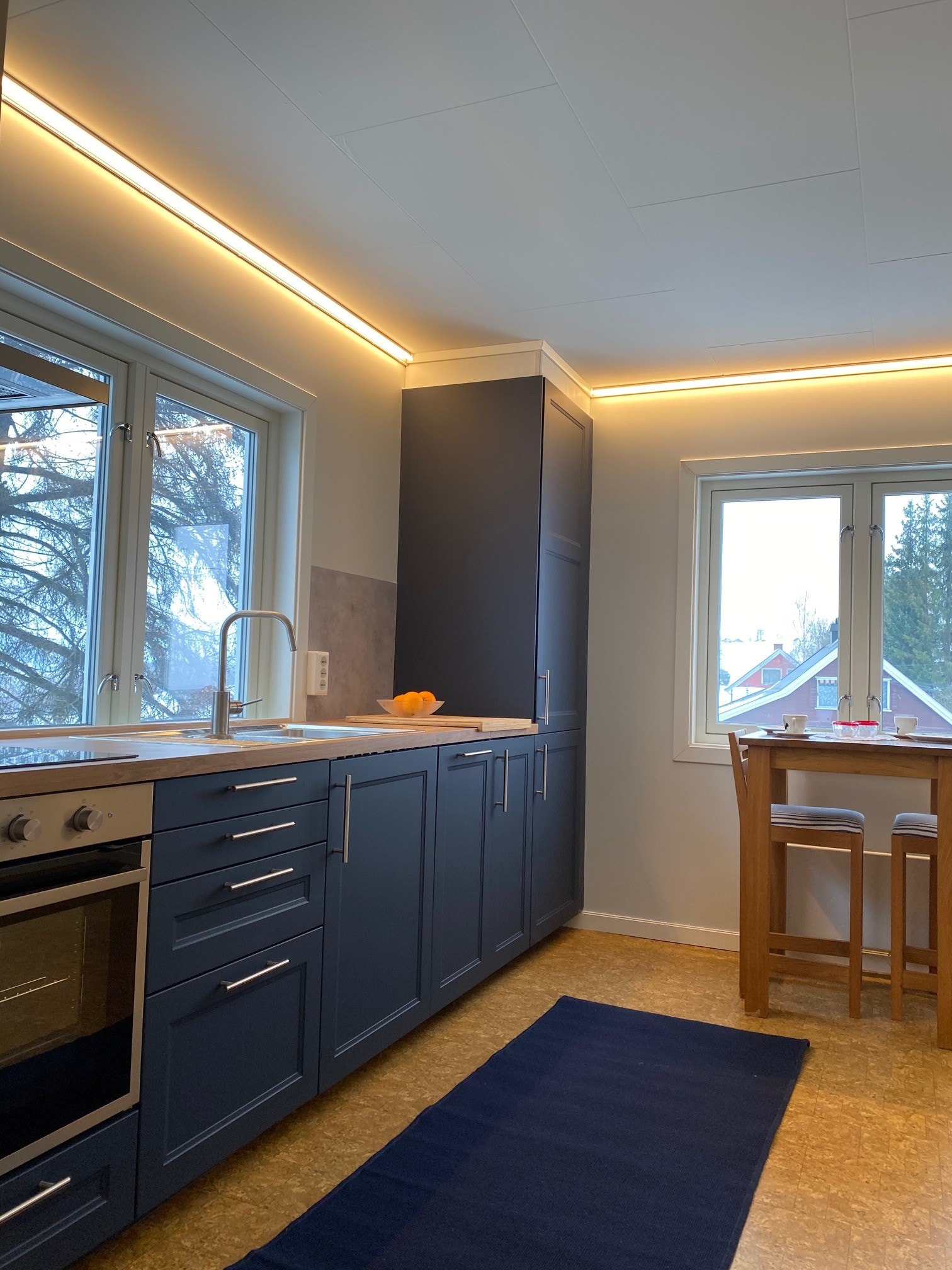 Kjøkken med ny oppvaskmaskin og stekeovn/koketopp Galleribilde