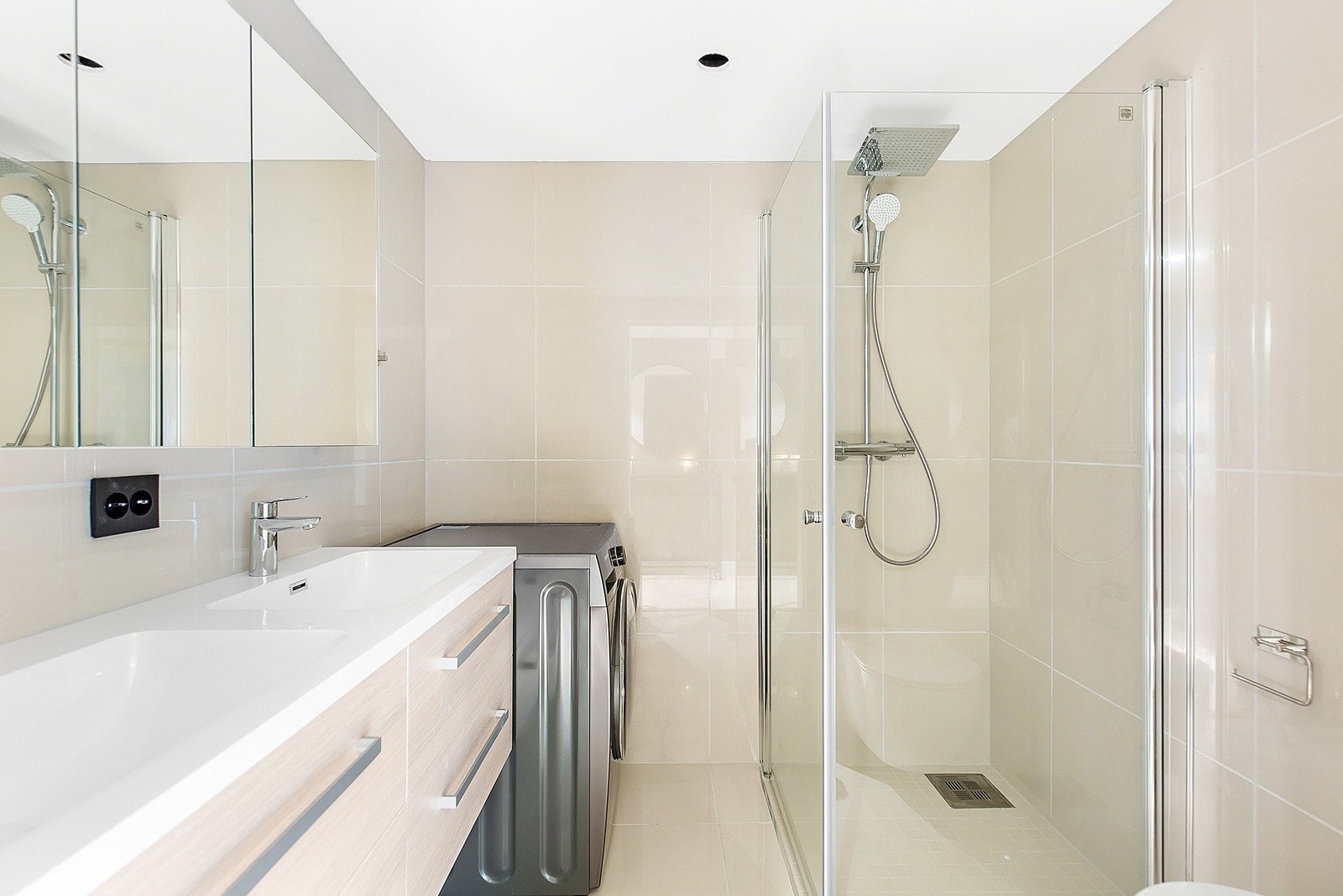 Bad 1 av 2 - her er det kombinert vaskemaskin og tørketrommel Galleribilde