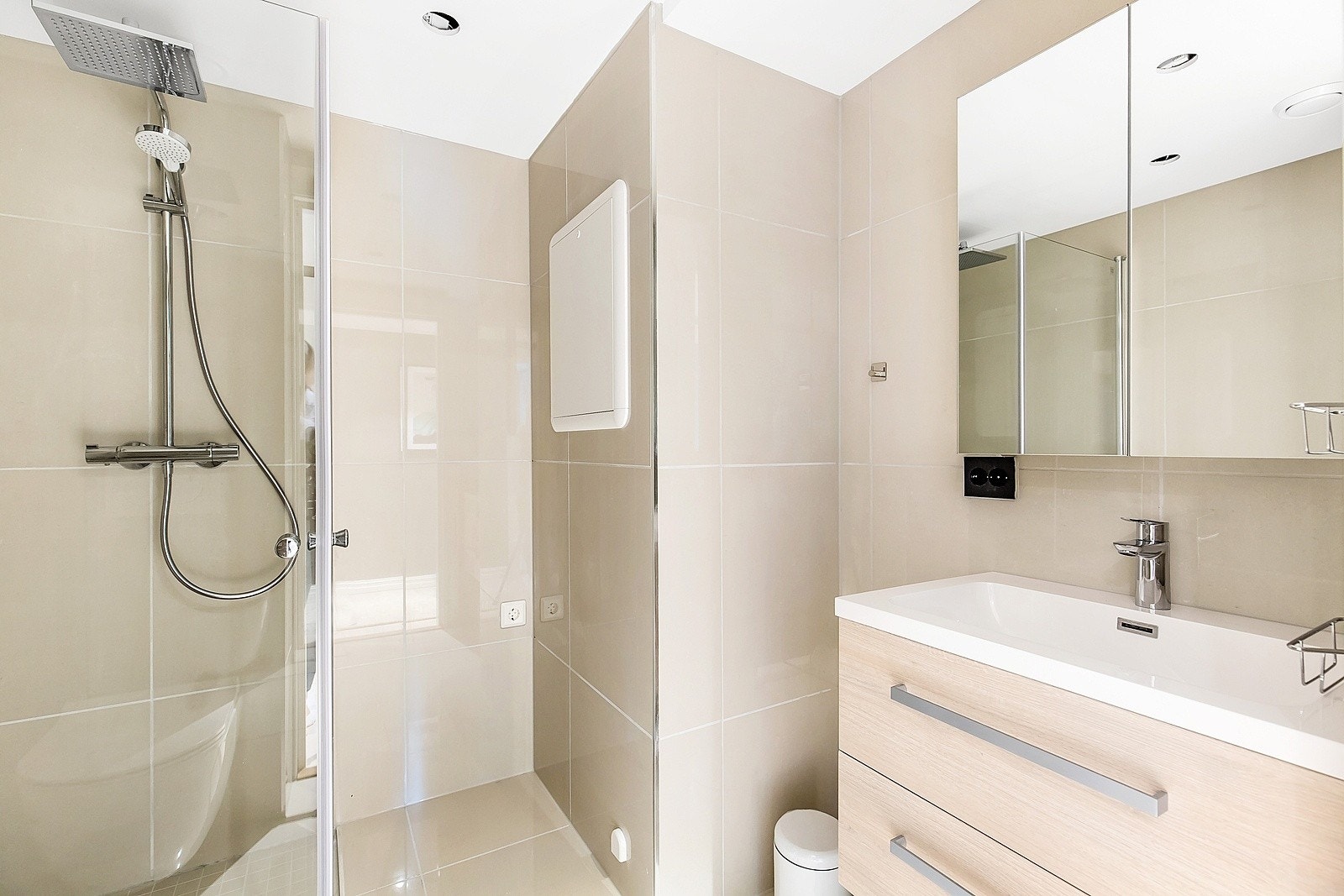 Bad 2 av 2 - (Spotter i tak satt inn etter bildene ble tatt) Galleribilde