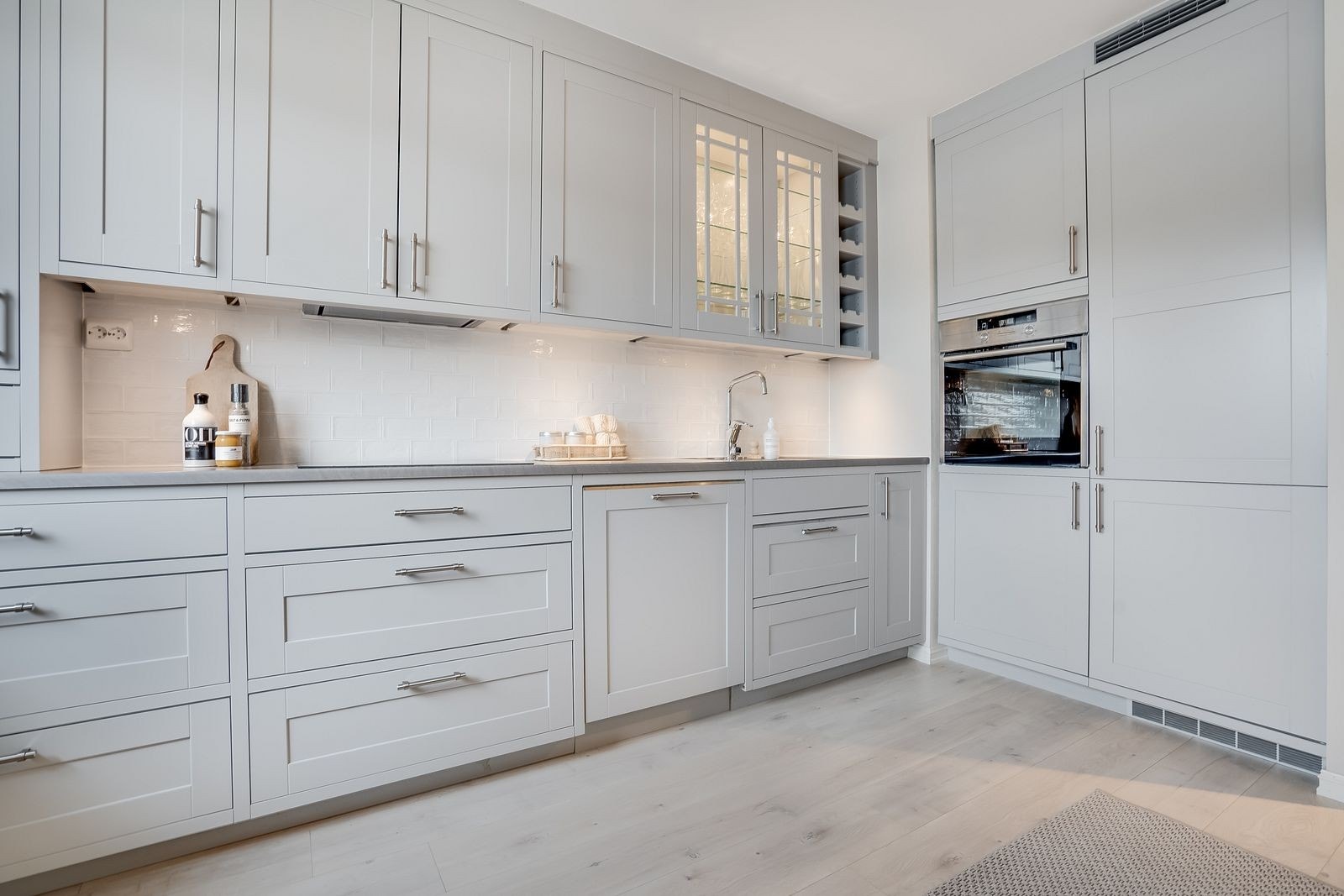 Det er stekeovn, oppvaskmaskin, platetopp og 3 kjøl/frys (2 av disse står i gangen) Galleribilde