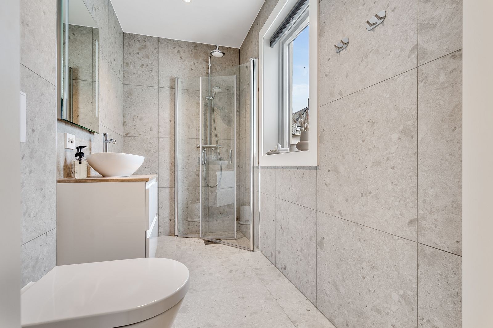 Leiligheten har 2 bad og et tredje wc/vaskerom. Dette er bad 1 Galleribilde