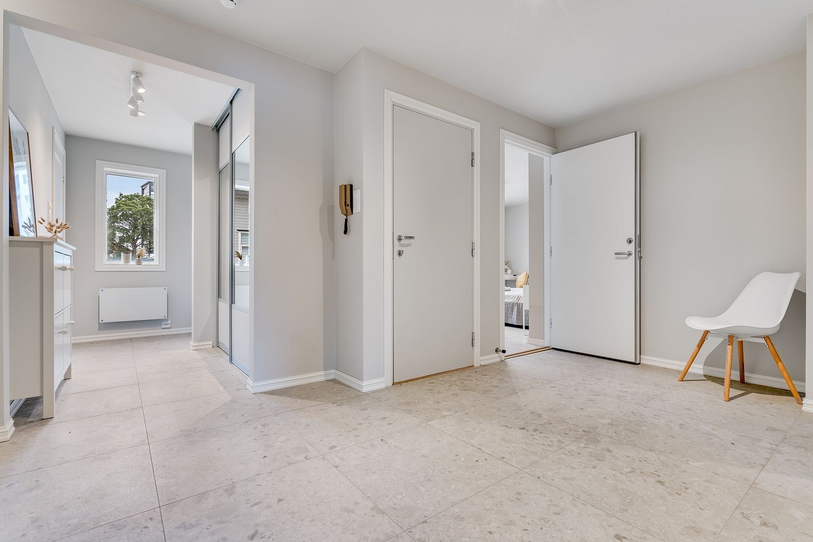 Romslig inngangsparti - her er det garderobeskap, skoskap, to integrerte kjøl/frys og skyvedørsgarderobe Galleribilde