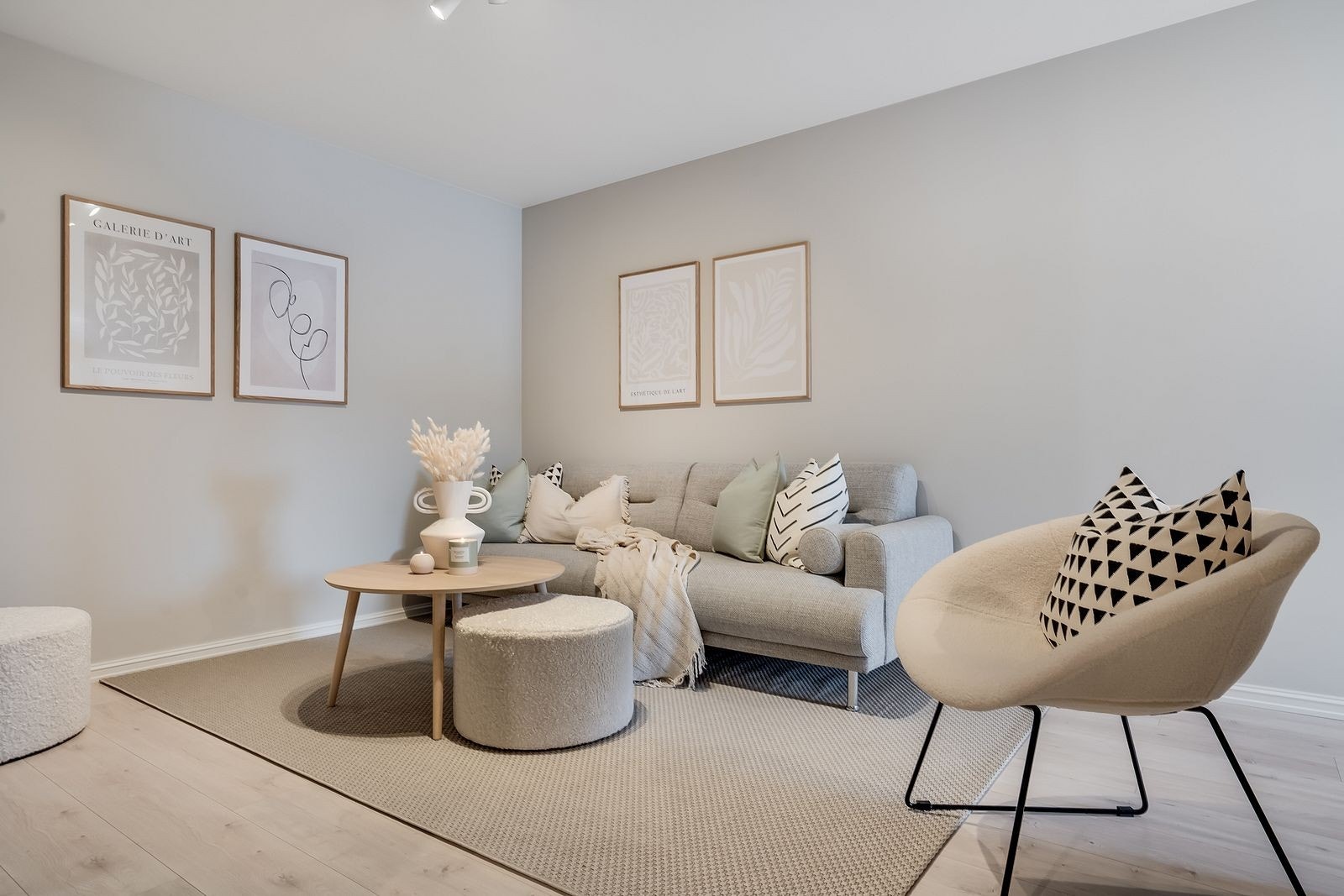 Stuen har sofakrok og stor TV på vegg Galleribilde