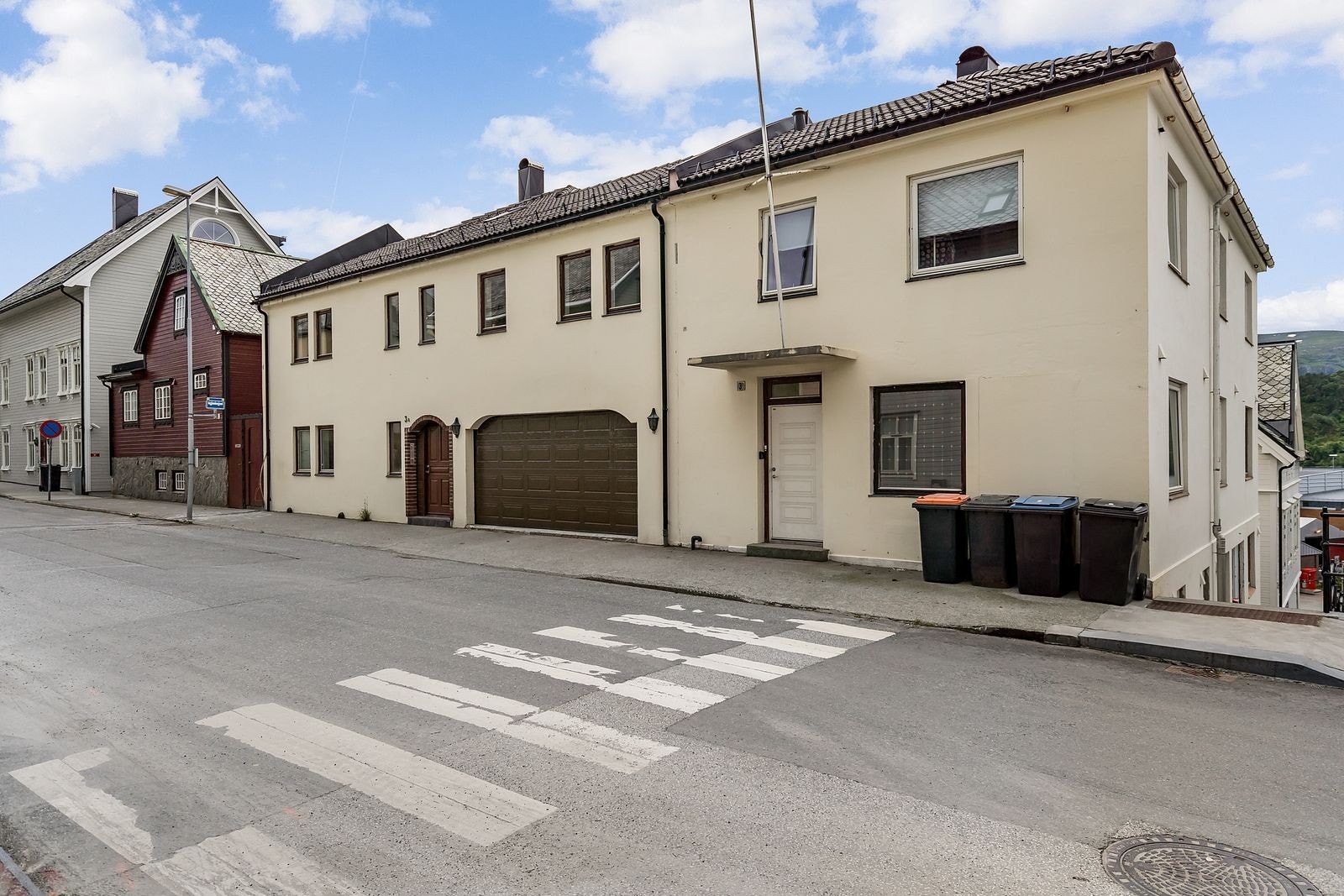 Fasade - leiligheten ligger i 2 etg - Rett utenfor inngangsdør er det bussholdeplass hvor bussen går til NTNU Galleribilde