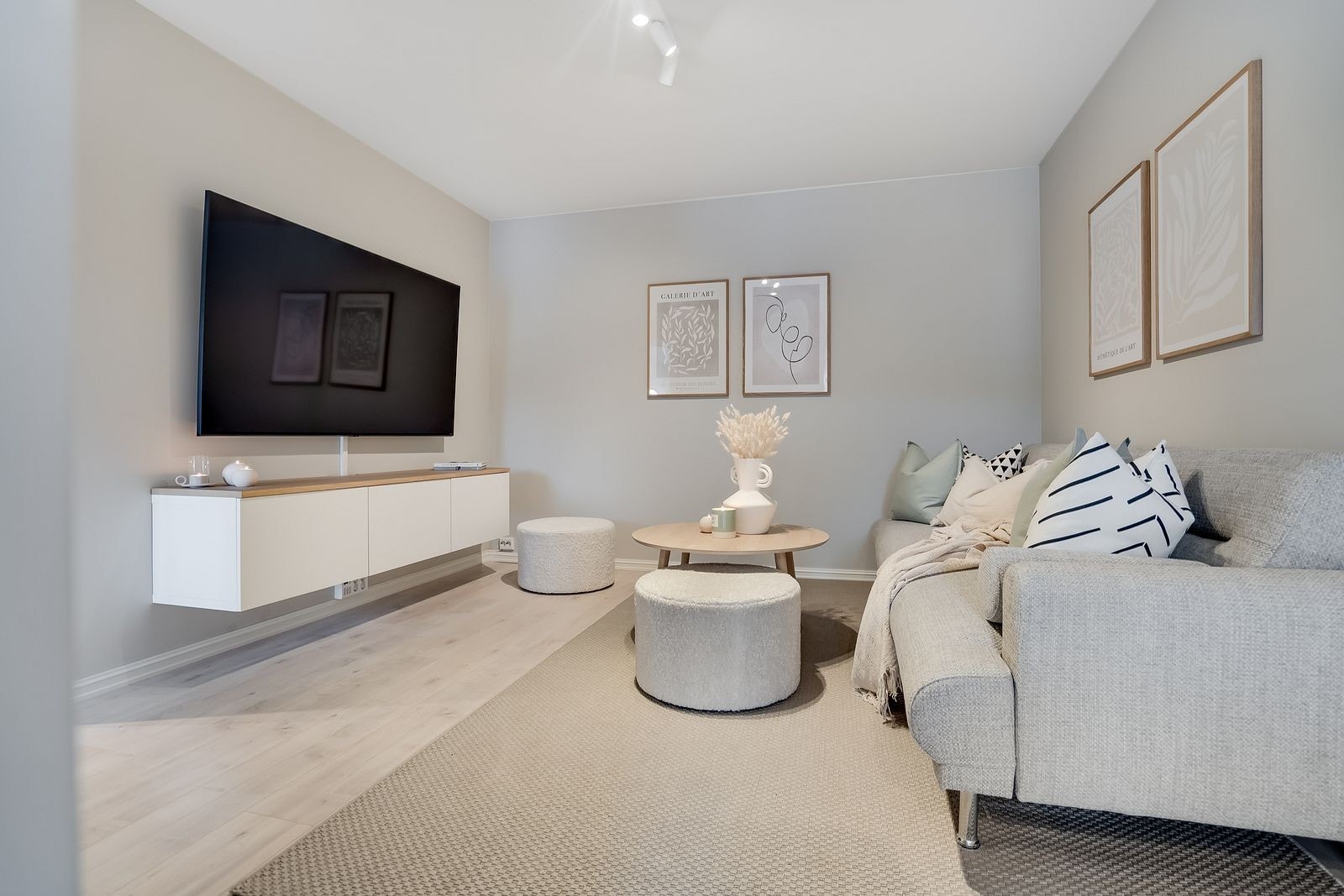 Stue - fra denne stuen er det utgang til stor sørvendt balkong på 20 kvm med flott utsikt Galleribilde