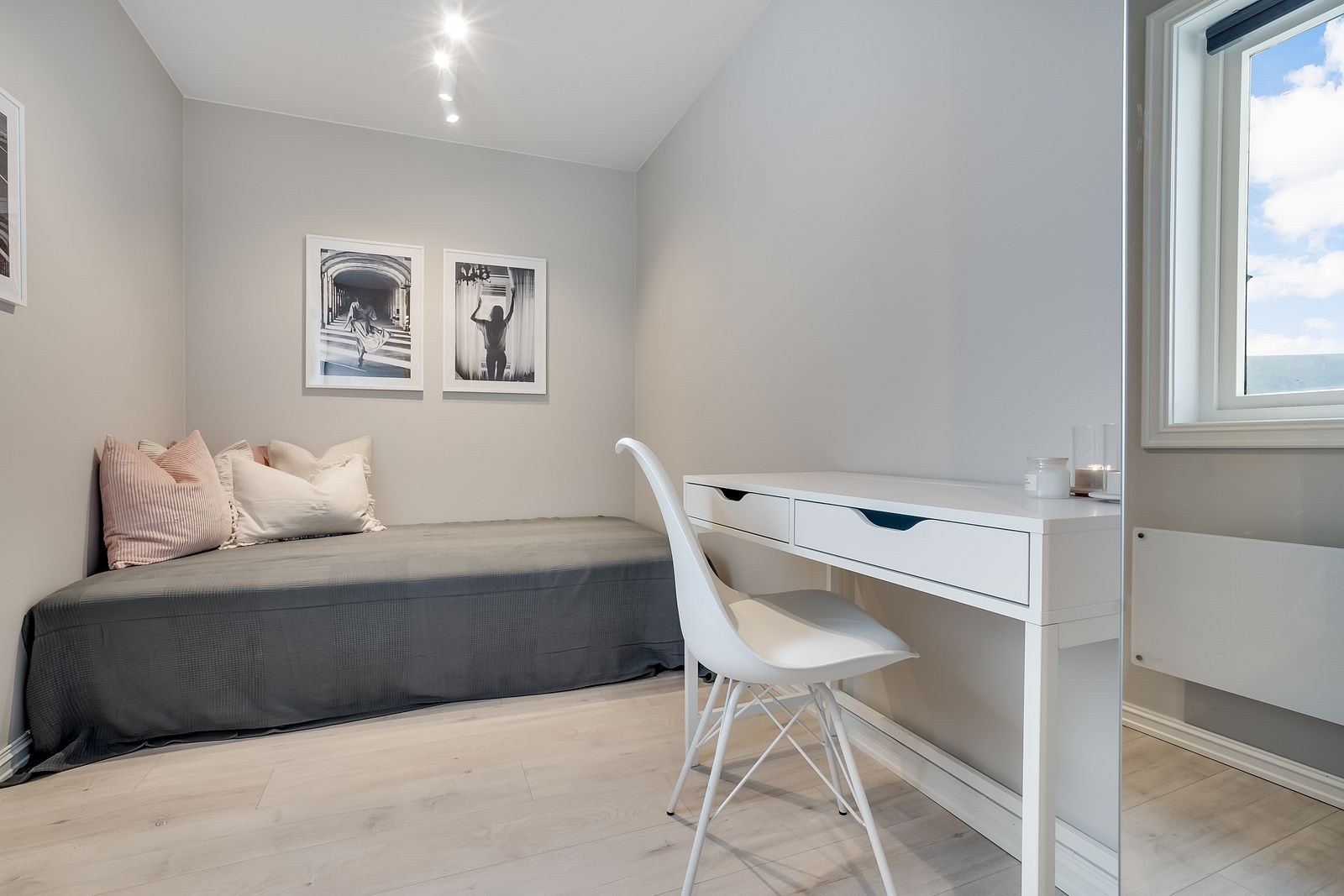 Rom 4 - LEDIG - Rom 4 leies ut med seng, arbeidspult med stol og garderobeskap Galleribilde