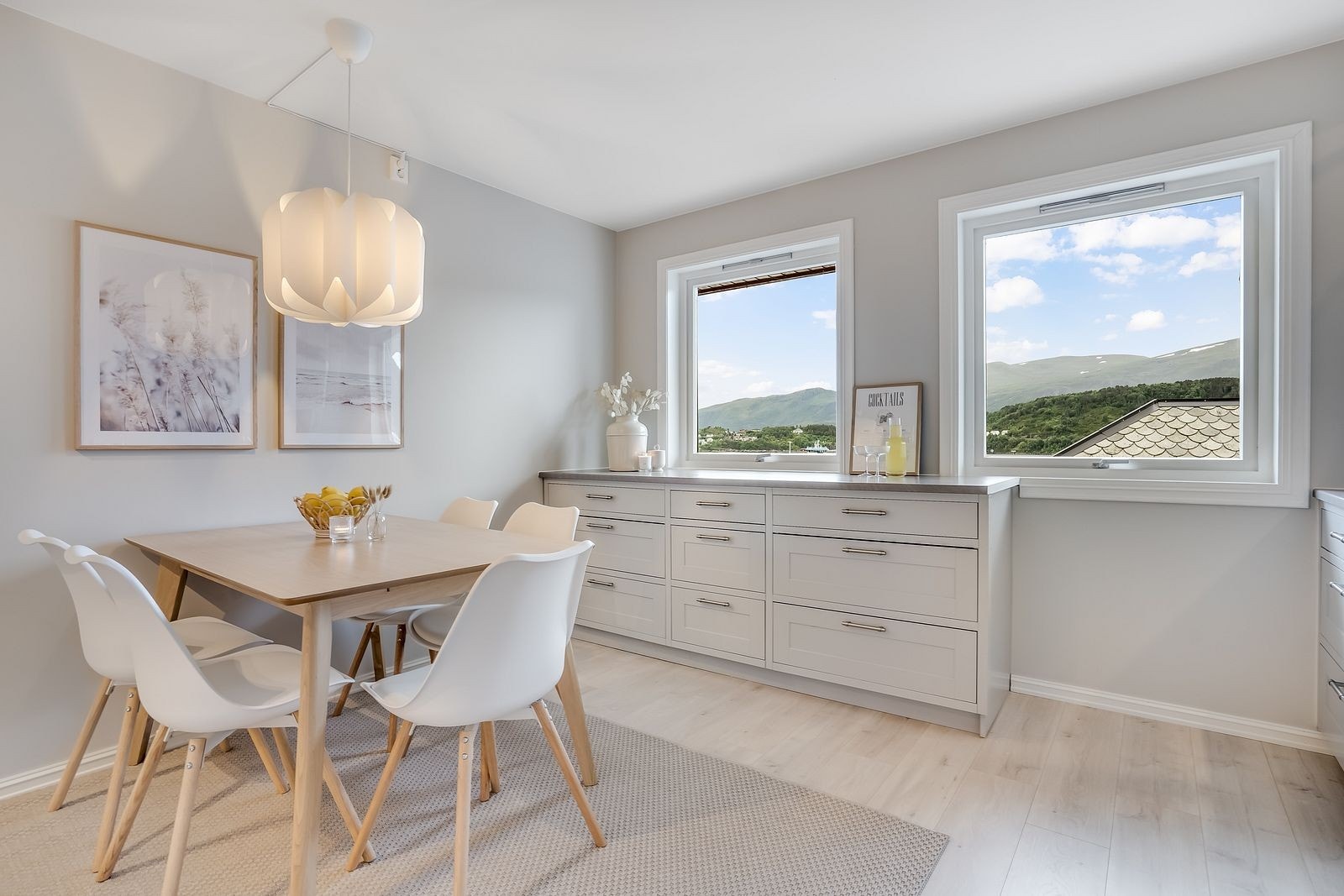 Moderne kjøkken med spiseplass Galleribilde