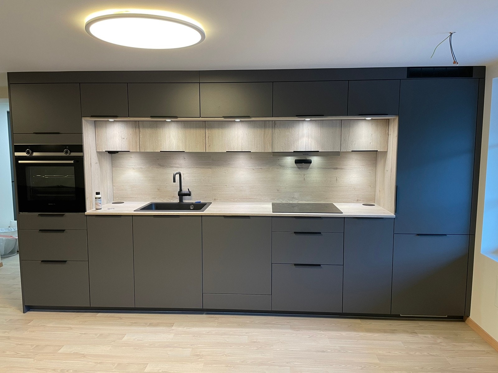 Kjøkken fra Mobalpa med Siemens integrerte hvitevarer og induksjonstopp Galleribilde