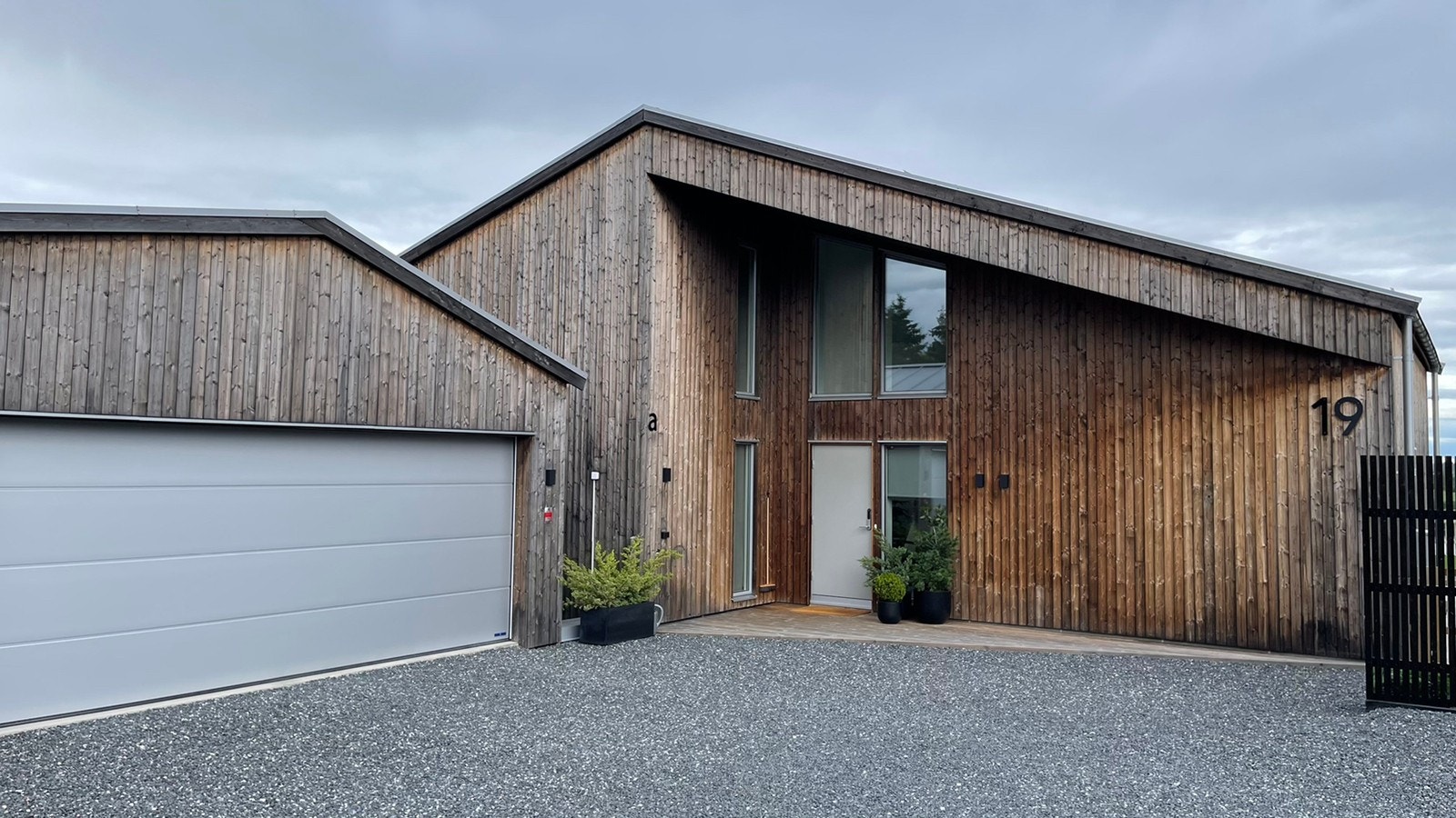 Fasade enebolig. Utleie av sokkelleilighet med egen inngang bak garasjen. Galleribilde