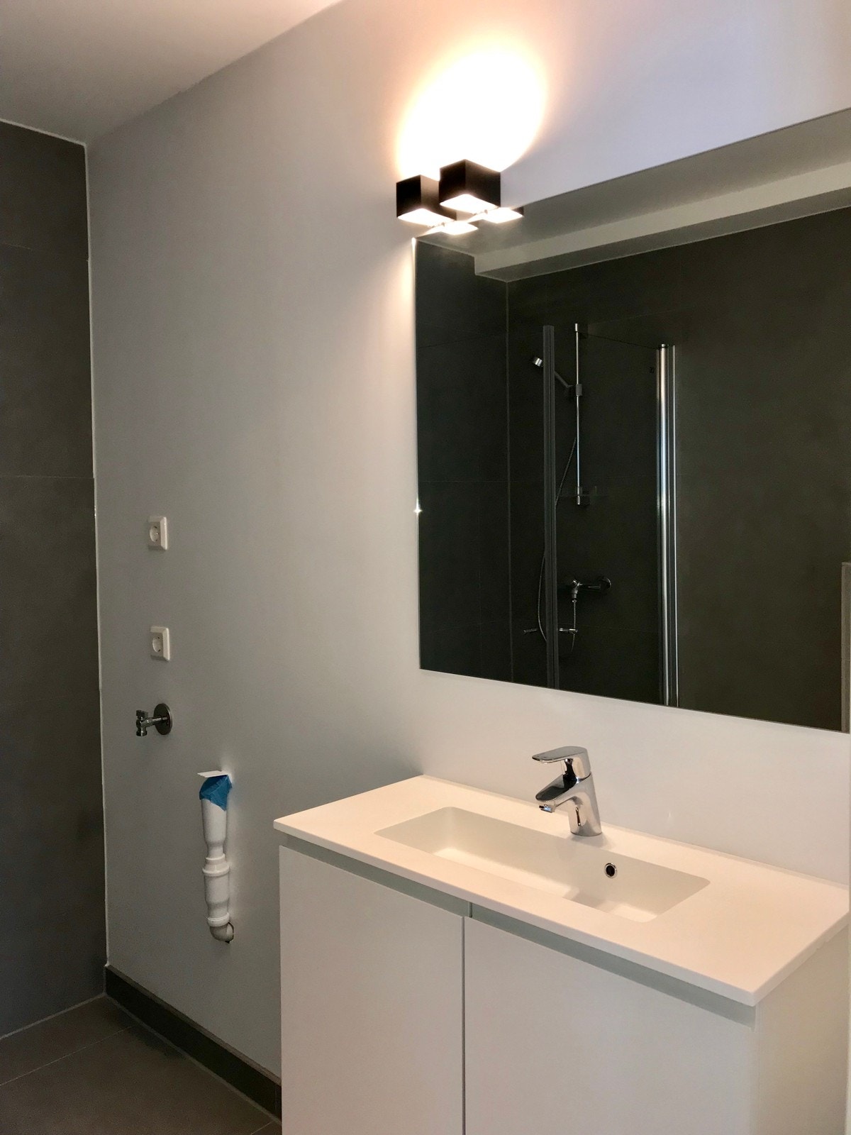 Bad med dusj og opplegg for vaskemaskin og tørketrommel Galleribilde