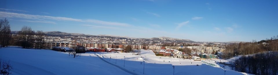 Leiligheten ligger kun ca.3-4 min fra T-bane og buss med hyppige kollektivavganger. Galleribilde
