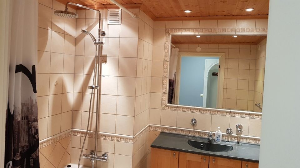 Romslig bad med ny takdusj fra Damixa Galleribilde