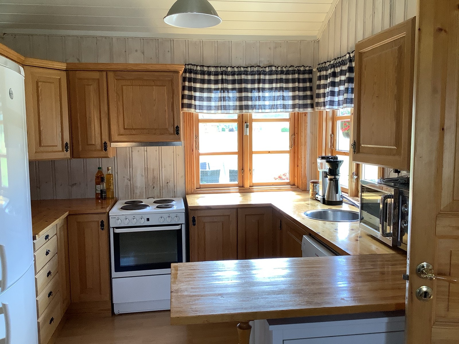 kjøkken i stor hytte Galleribilde